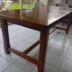 Grande table de salle à manger rectangulaire en chêne massif de style néo-rustique.