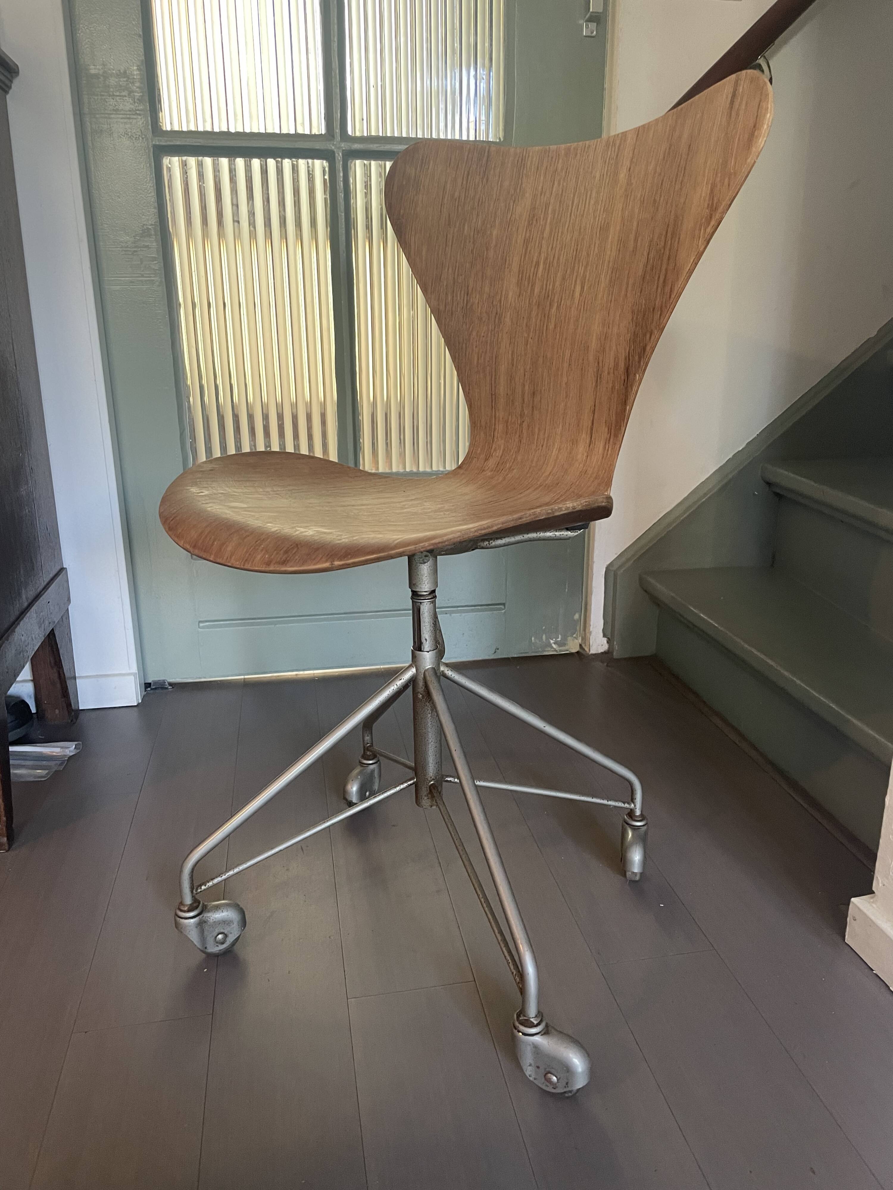 Rare First Edition Arne Jacobsen 3117 task chair by  Fritz Hansen 1960