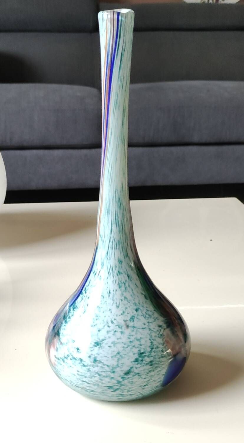 Ball vase soliflore with a long chimney neck. In speckled glass in the Murano style.