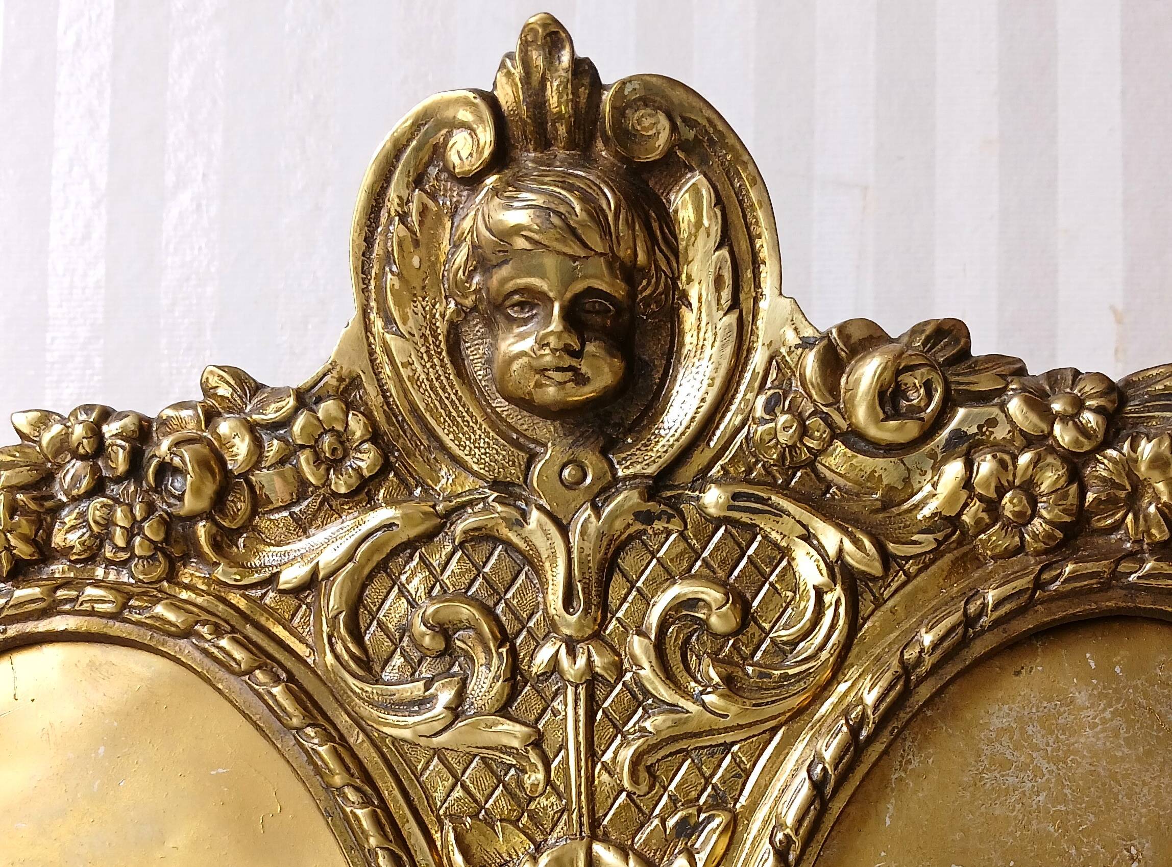 19th century "Victorian" double frame, gilded bronze decorated with acanthus & flower garlands