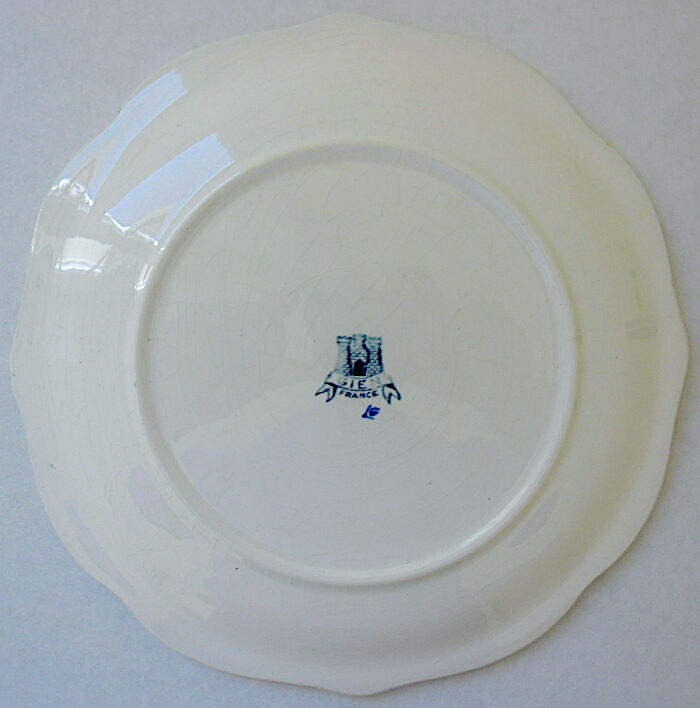 Assiette en faïence polychrome vernissée à bords chantournés par la manufacture de Gien