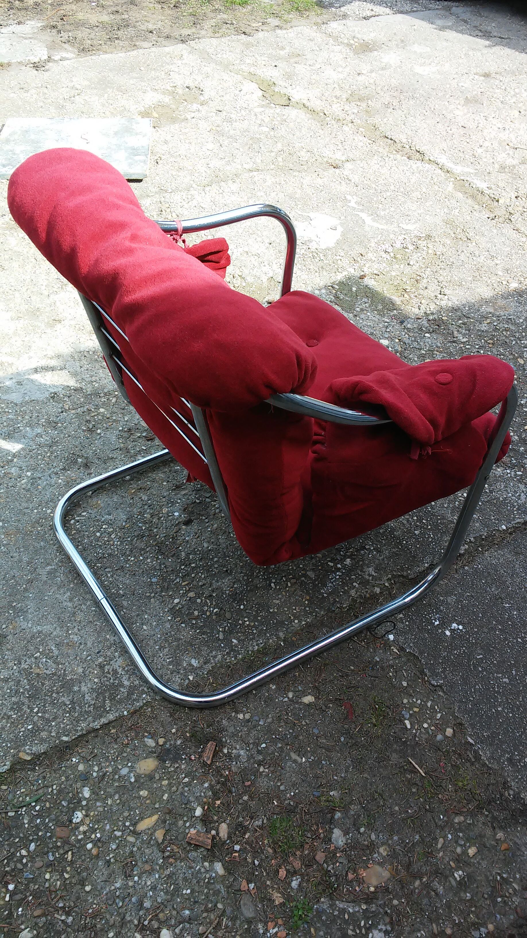 Fauteuil en tissu rouge avec pieds chromés
