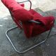 Fauteuil en tissu rouge avec pieds chromés