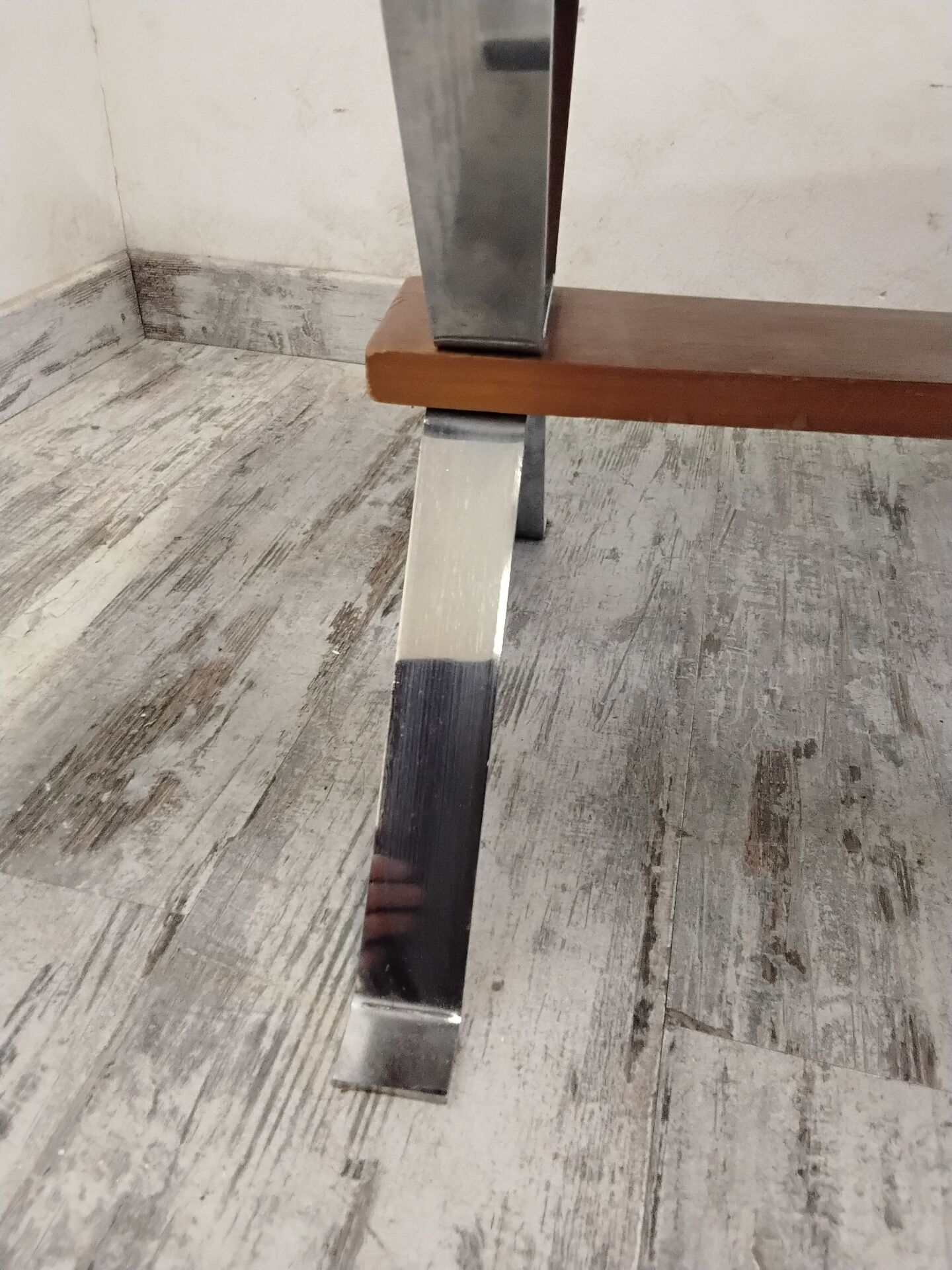 Table basse années 70 à décor de chevaux