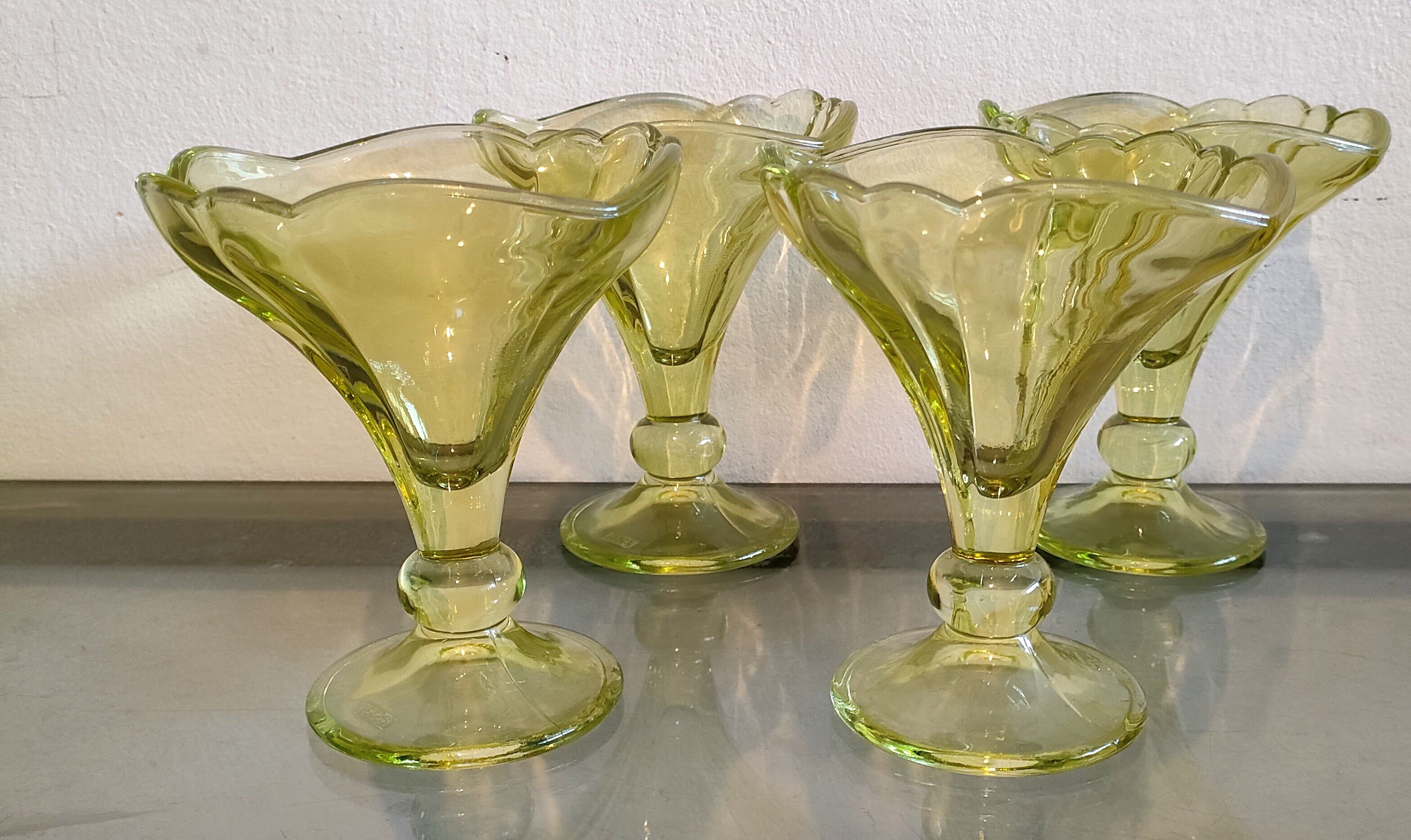 Lot 4 coupes tulipe en verre