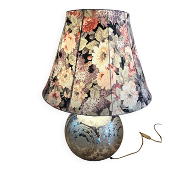 Large table lamp in engraved eglomisé glass with flowers.