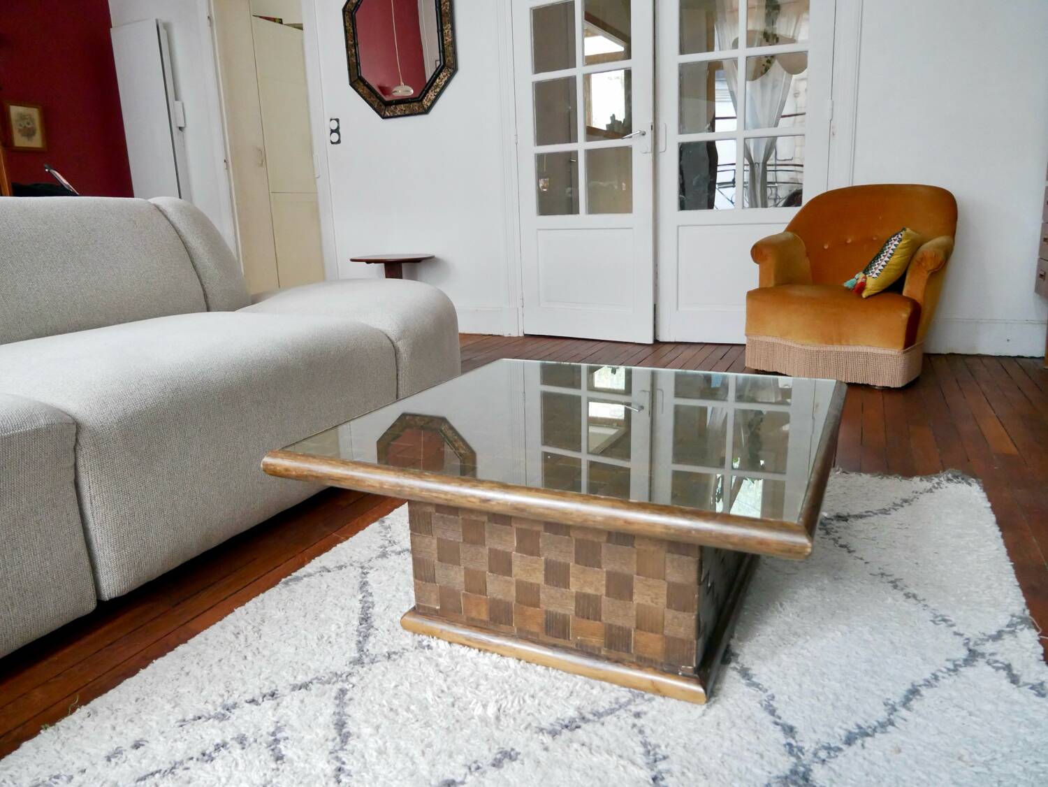 Square table in woven chestnut, with glass top