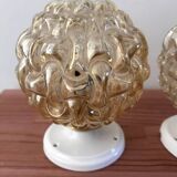 Paire d’appliques murales globes en verre doré