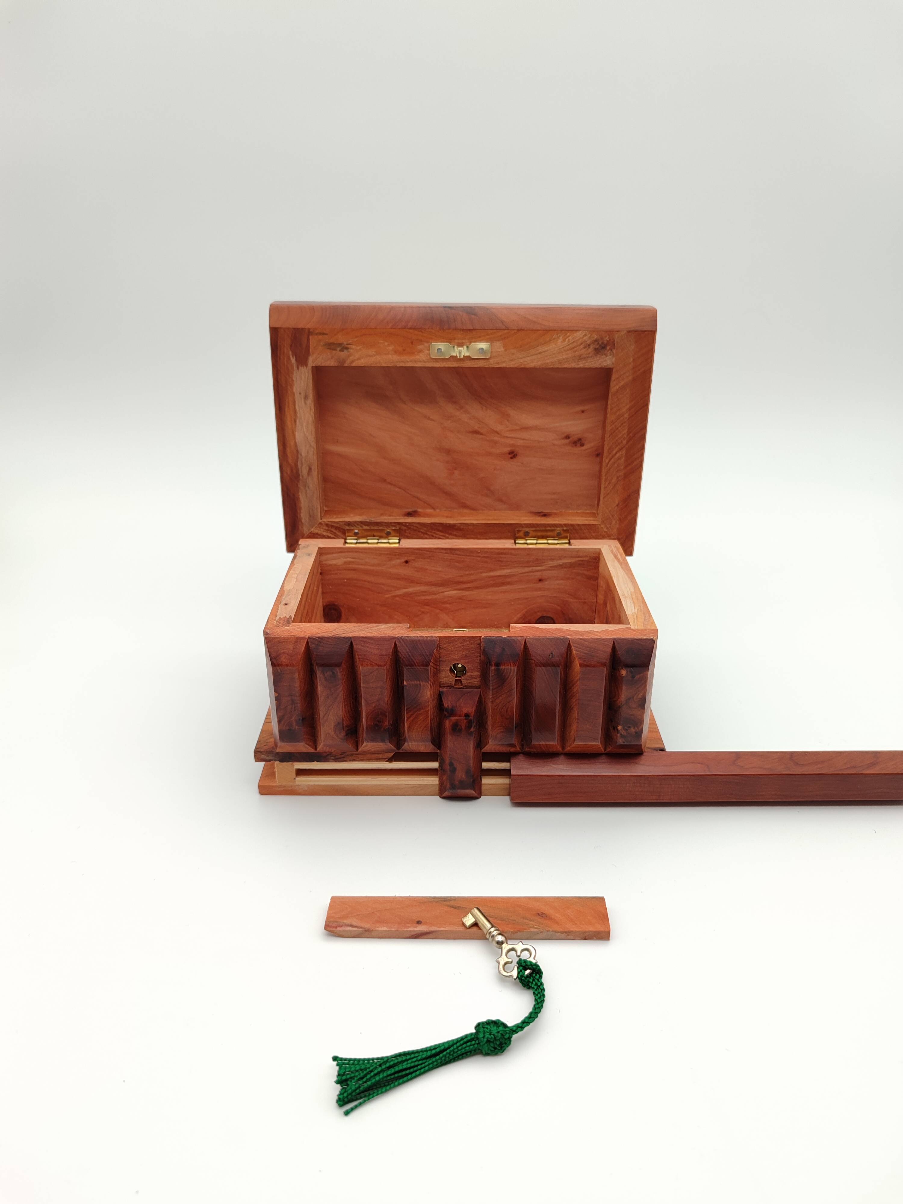 Thuya wood secret box