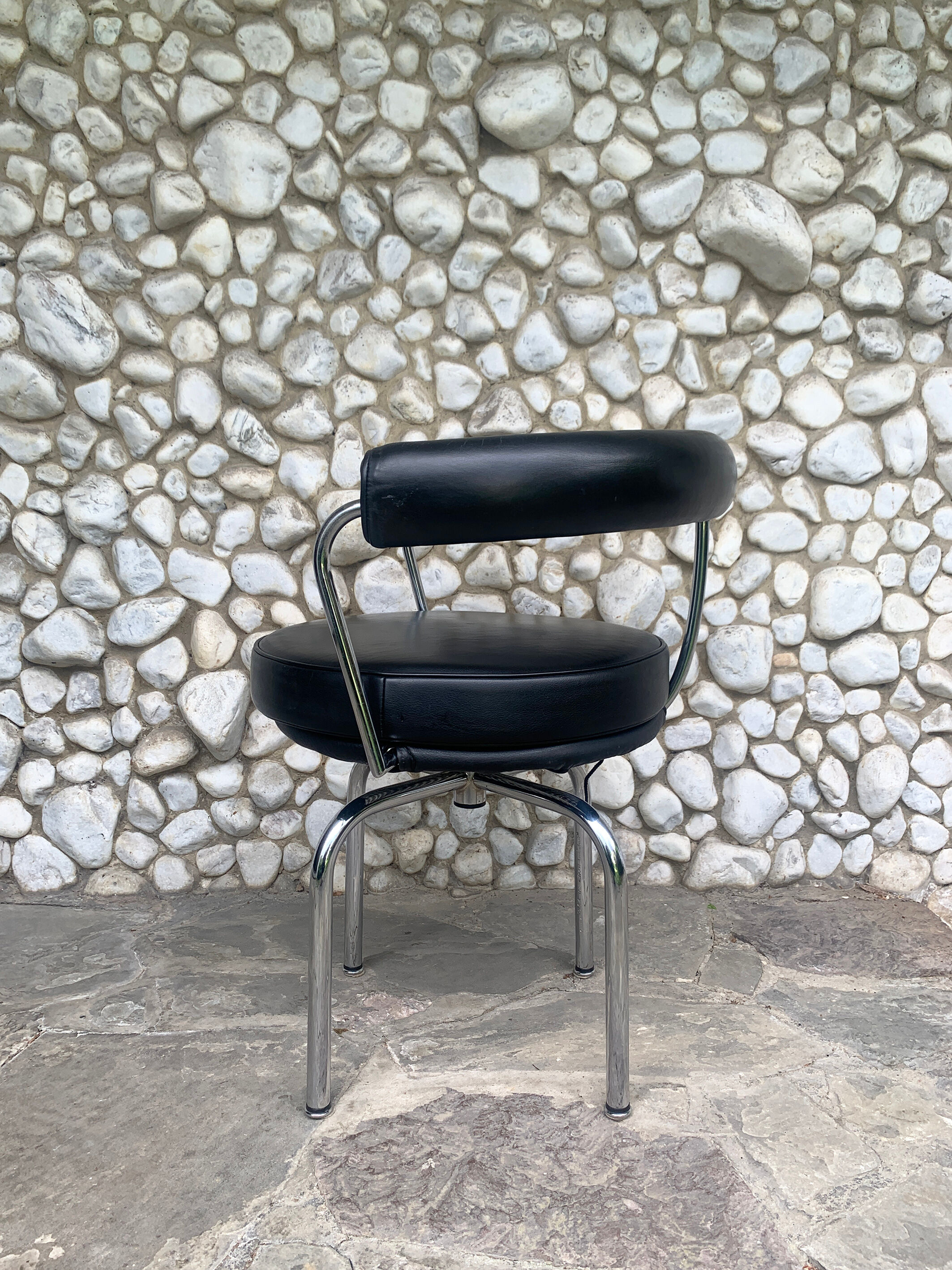 GMHN130B○Le Corbusier LC7 SWIVEL ARMCHA Le Corbusier Swivel Armchair LC7 | Bauhaus 2 Your House
