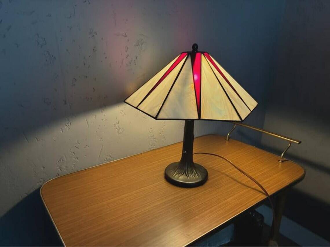 Honsel Tiffany-style table lamp, cream and red glass shade, 1970s