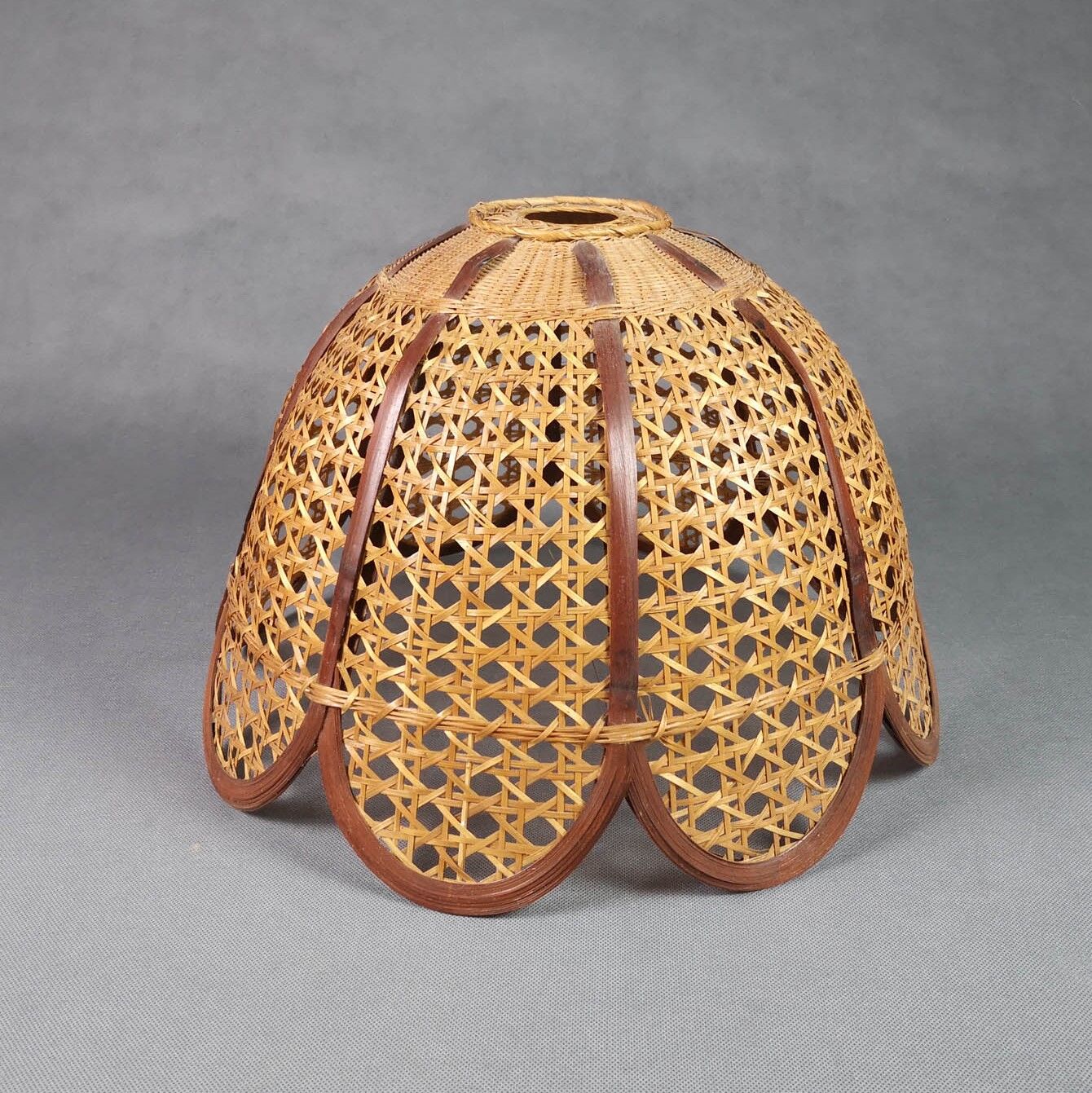 Flower suspension in braided rattan and vintage openwork