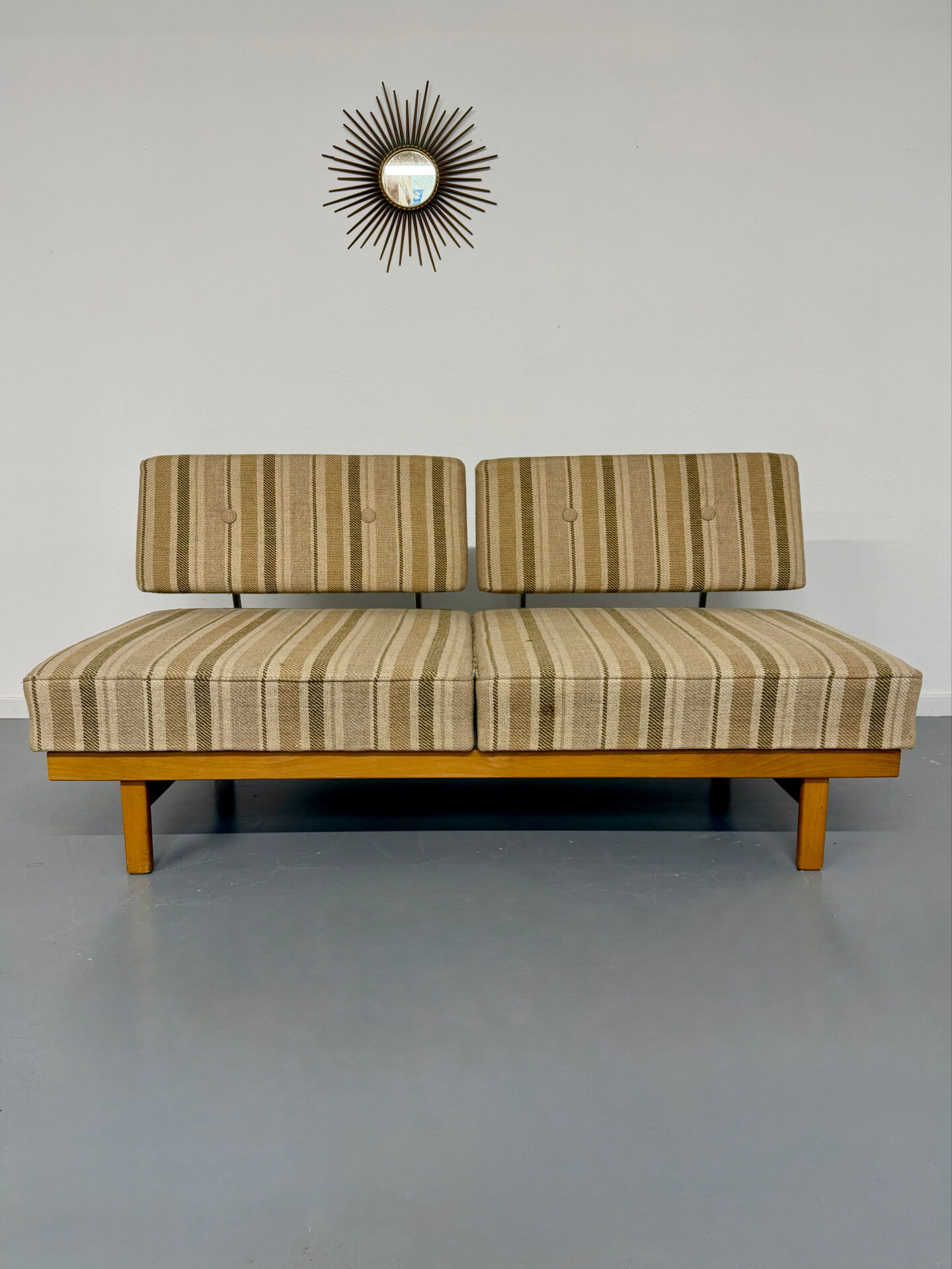 Vintage Daybed sofa bed design by Wilhelm Knoll model Stella from the 1960s.