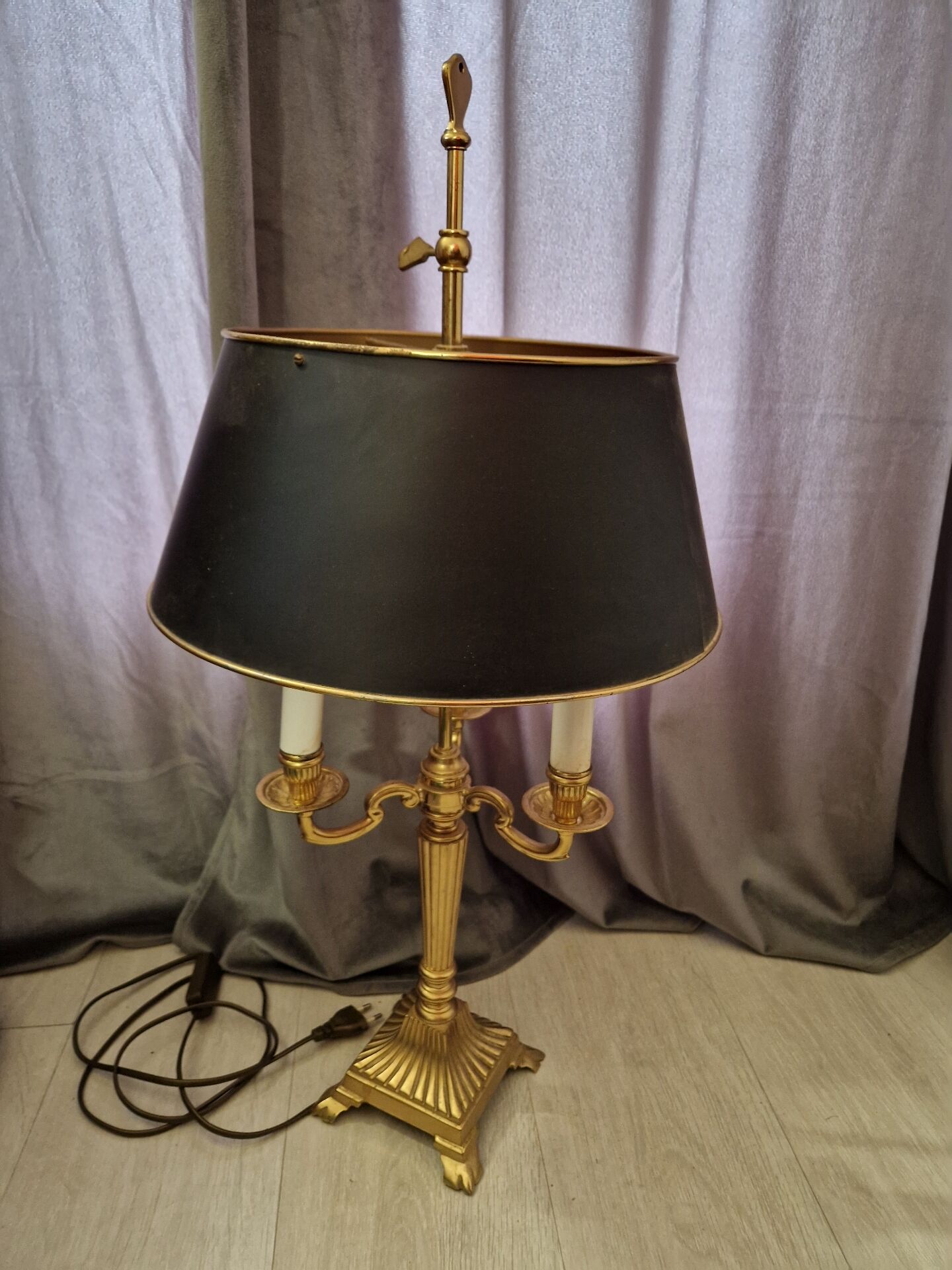 Three-light bouillotte lamp in bronze, Empire style.