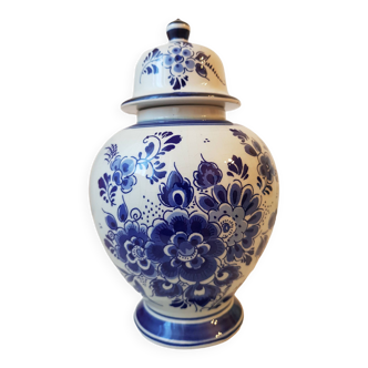 Pot, Delft lidded vase. Dutch pottery. hand painted. Ginger jar.