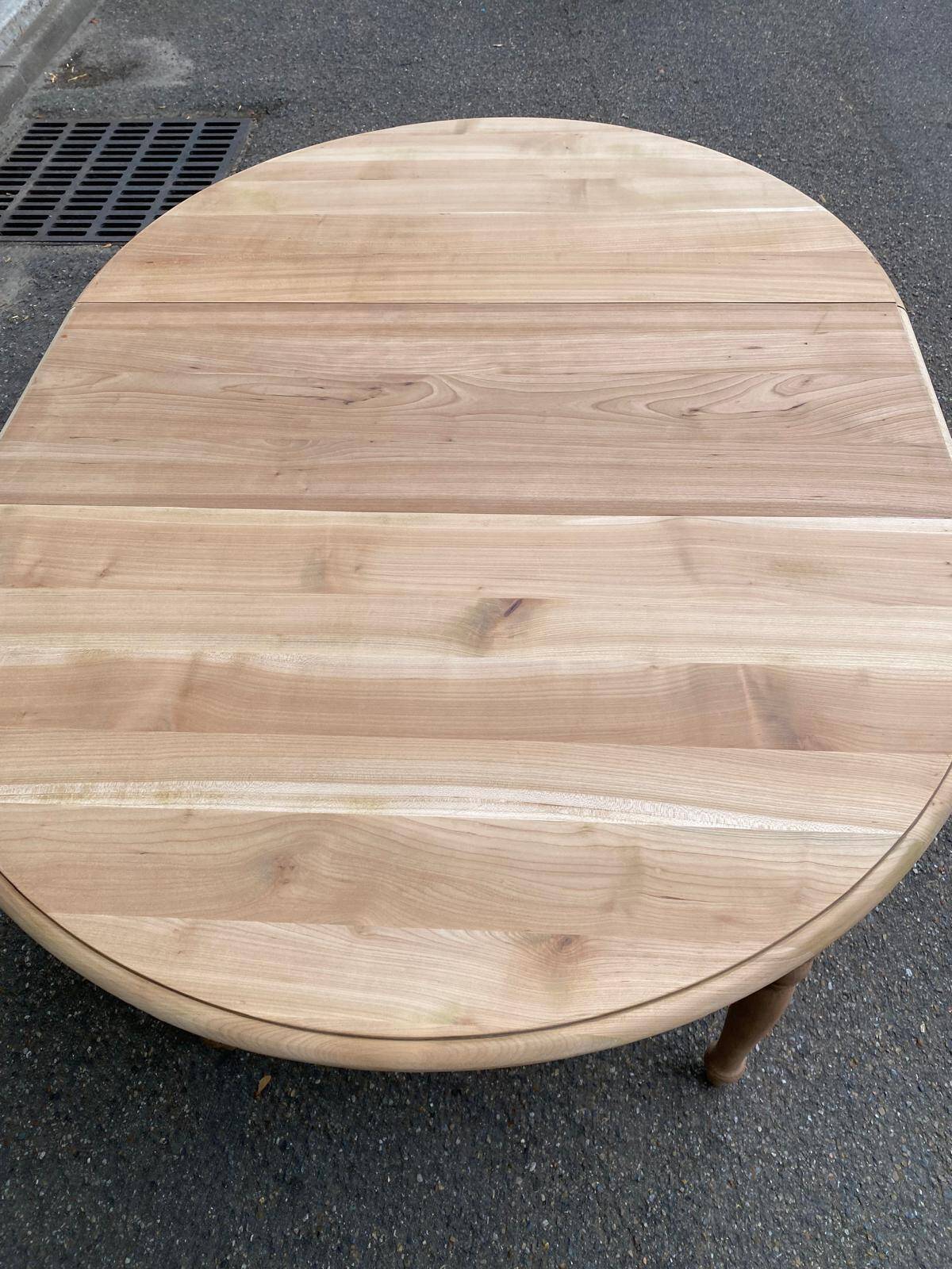 Table à manger ronde extensible Louis Philippe décapée en merisier massif 1