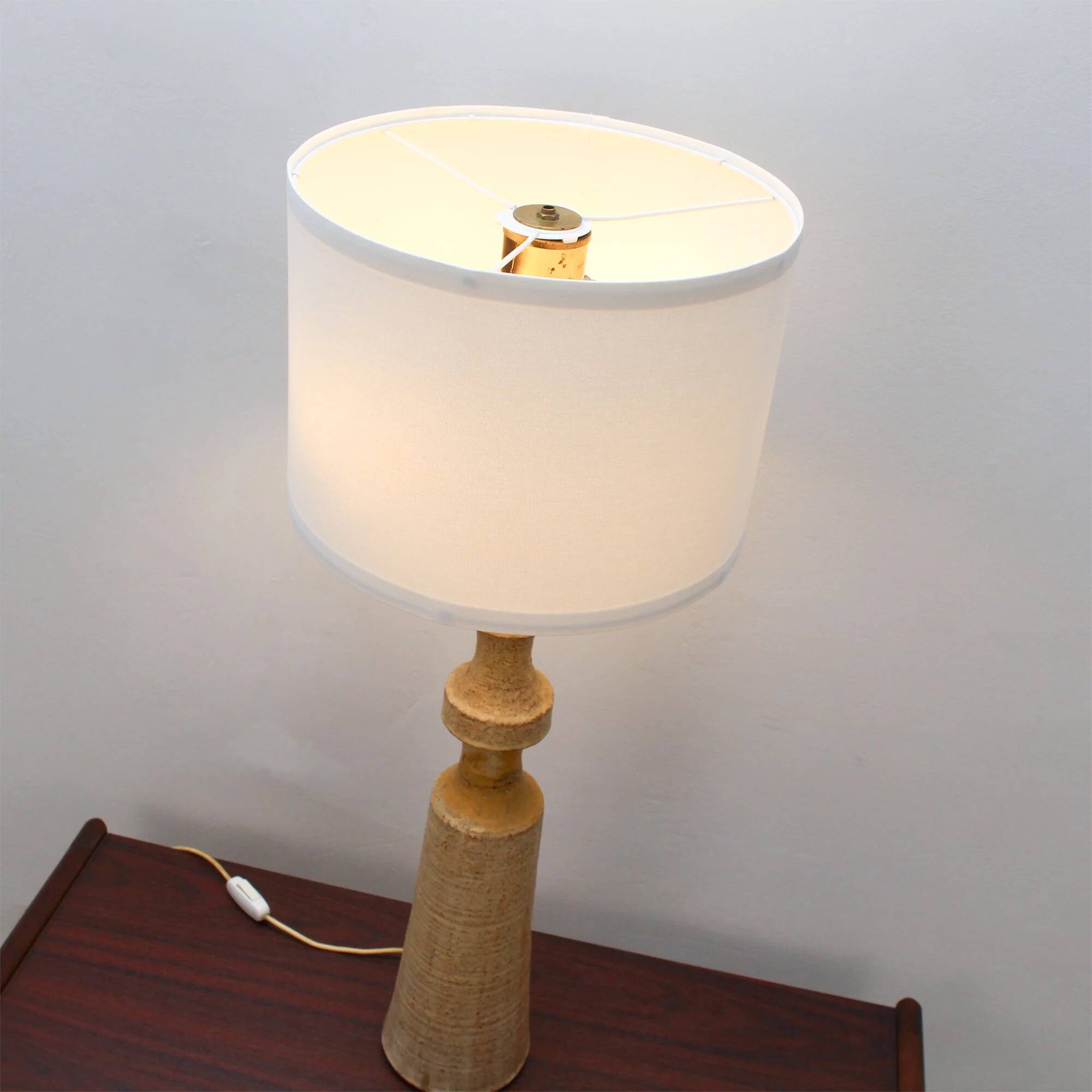 Lampe sur pied avec une base en céramique