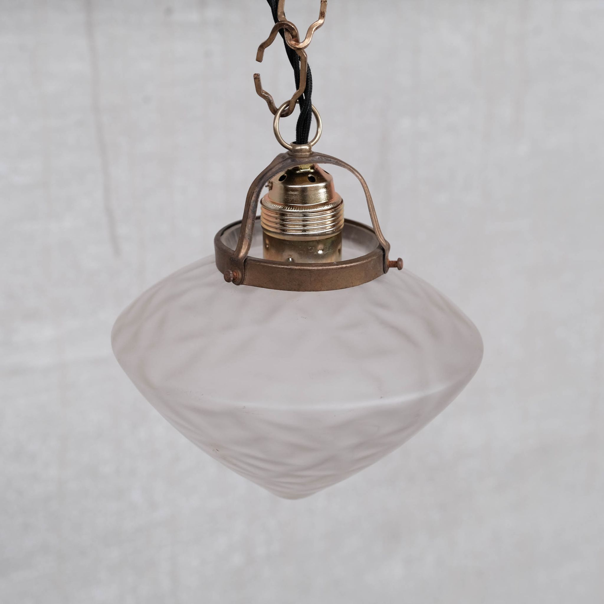 Suspension en verre opaque et laiton