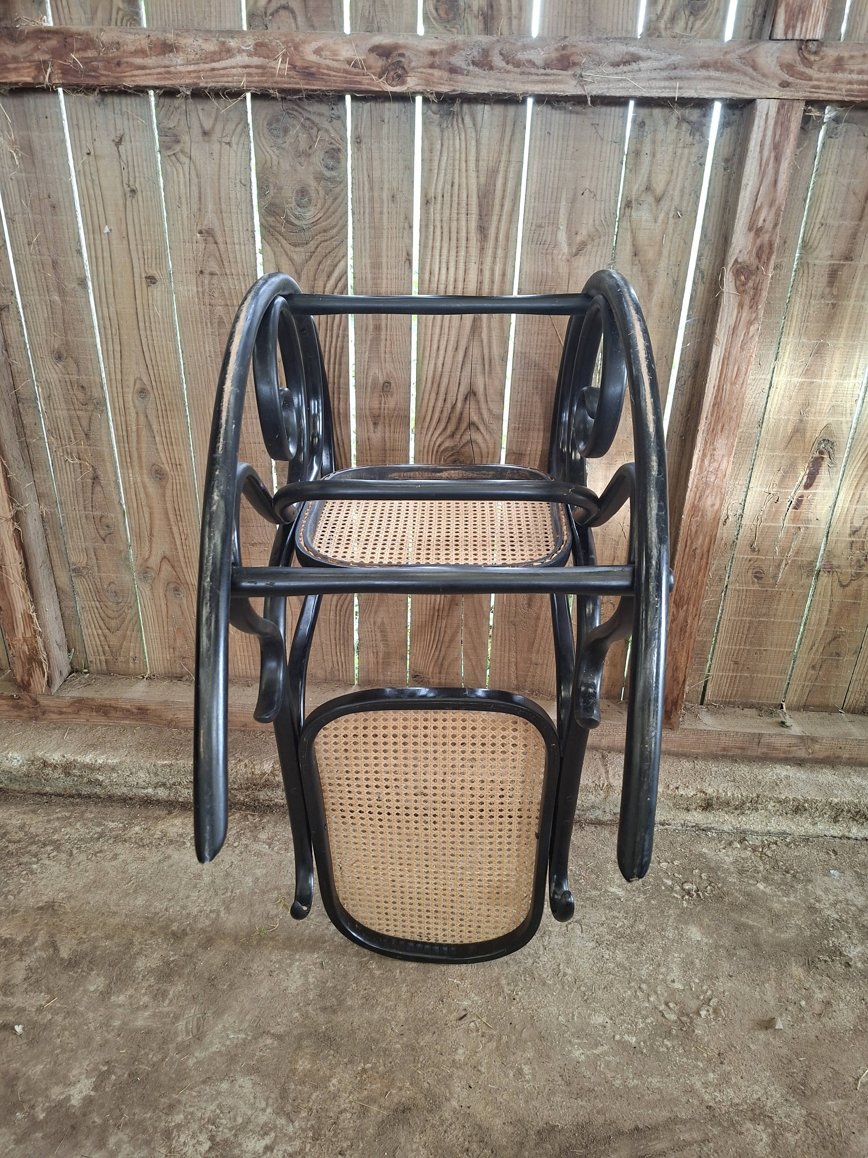 Rocking-chair en bois courbé et cannage – esprit Thonet – XXe siècle (br)