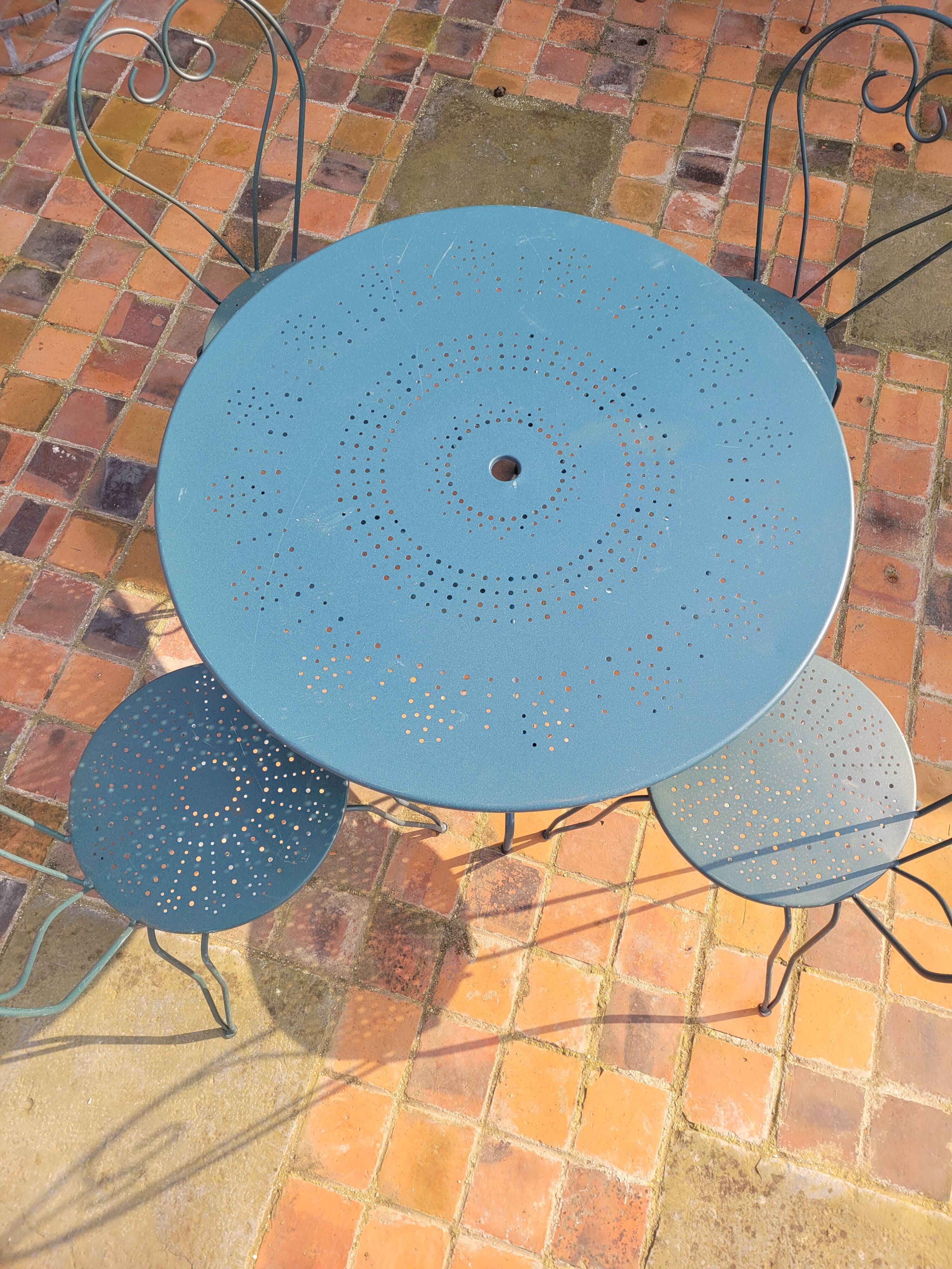 Salon de jardin en fer forgé, table & 4 chaises