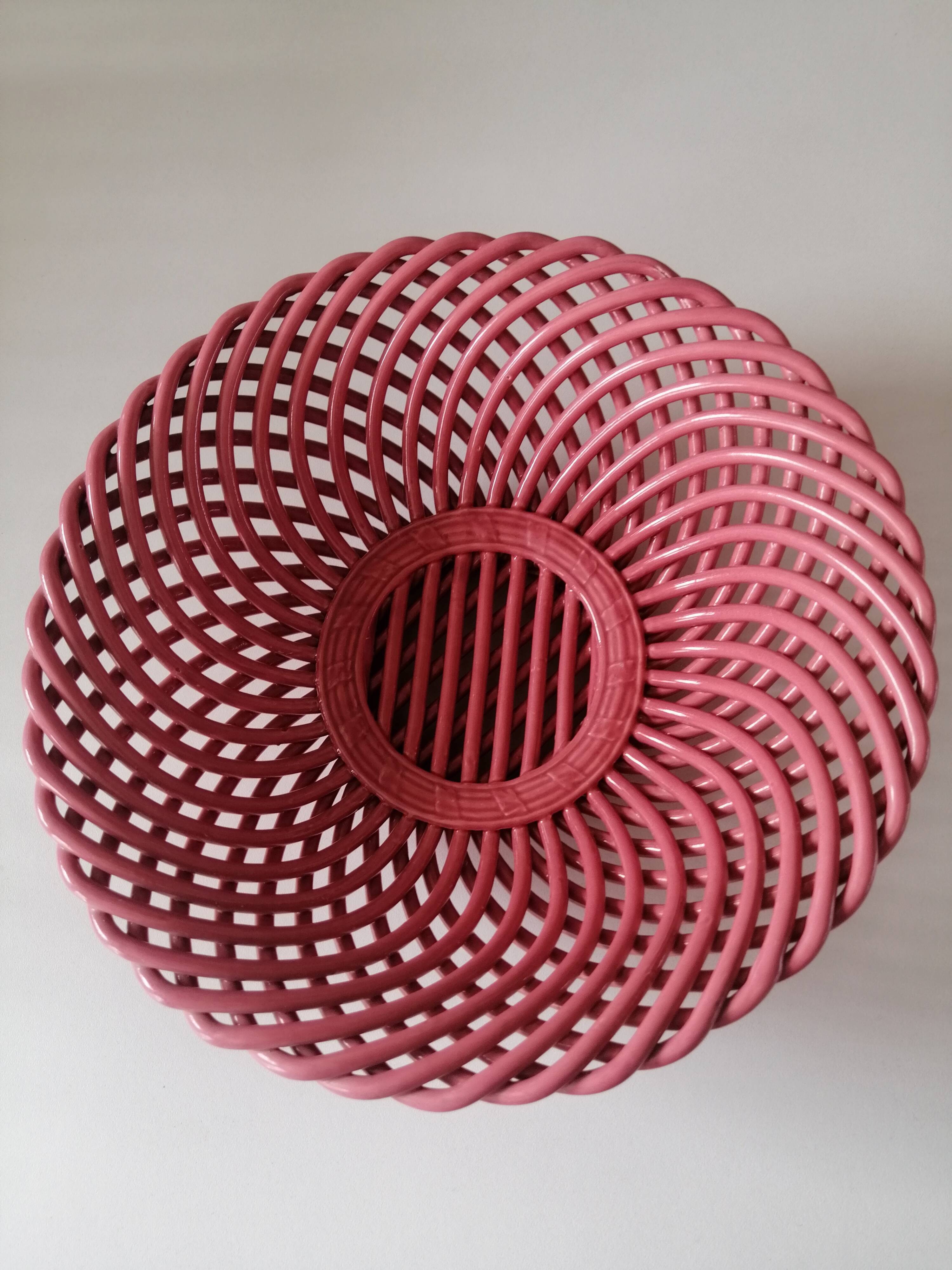 Trellis basket in pink ceramic