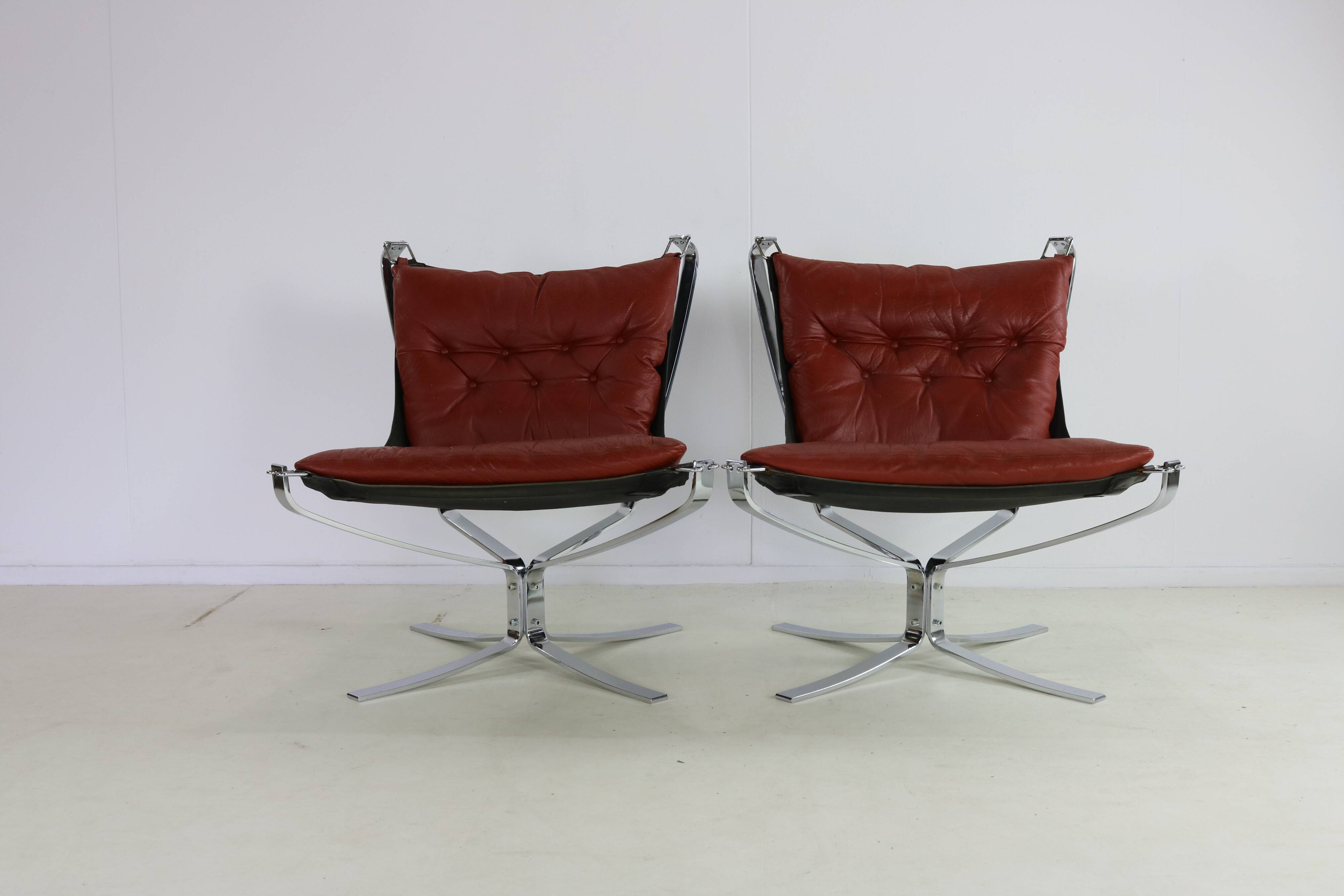 Seventies design special chromed metal Falcon chairs and table by Sigurd Re