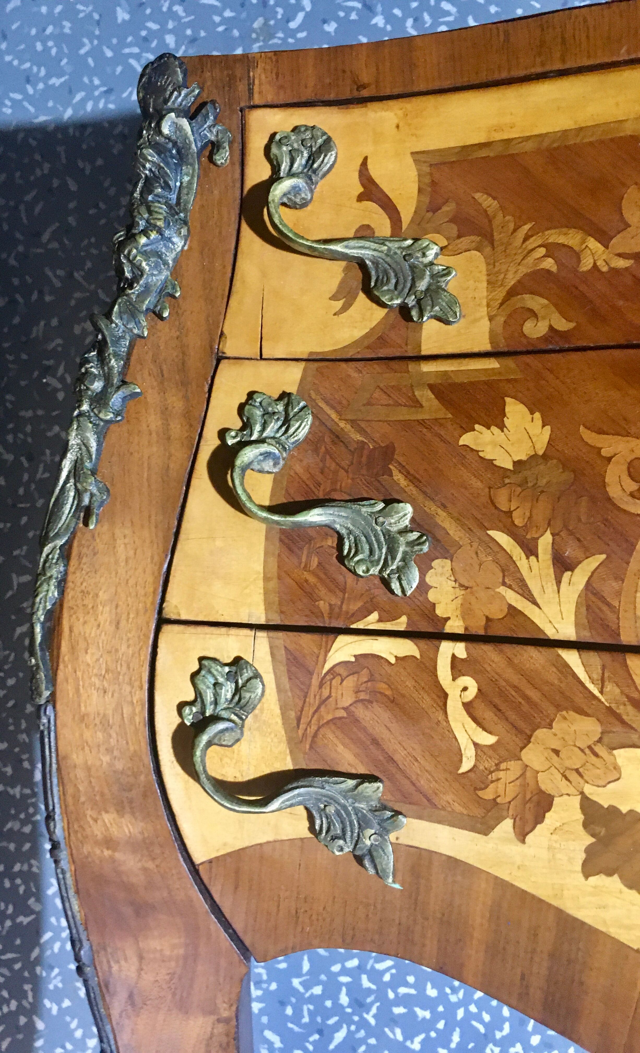 Curved commodus, tomb, Louis XV style, in marquetry, 3 drawers