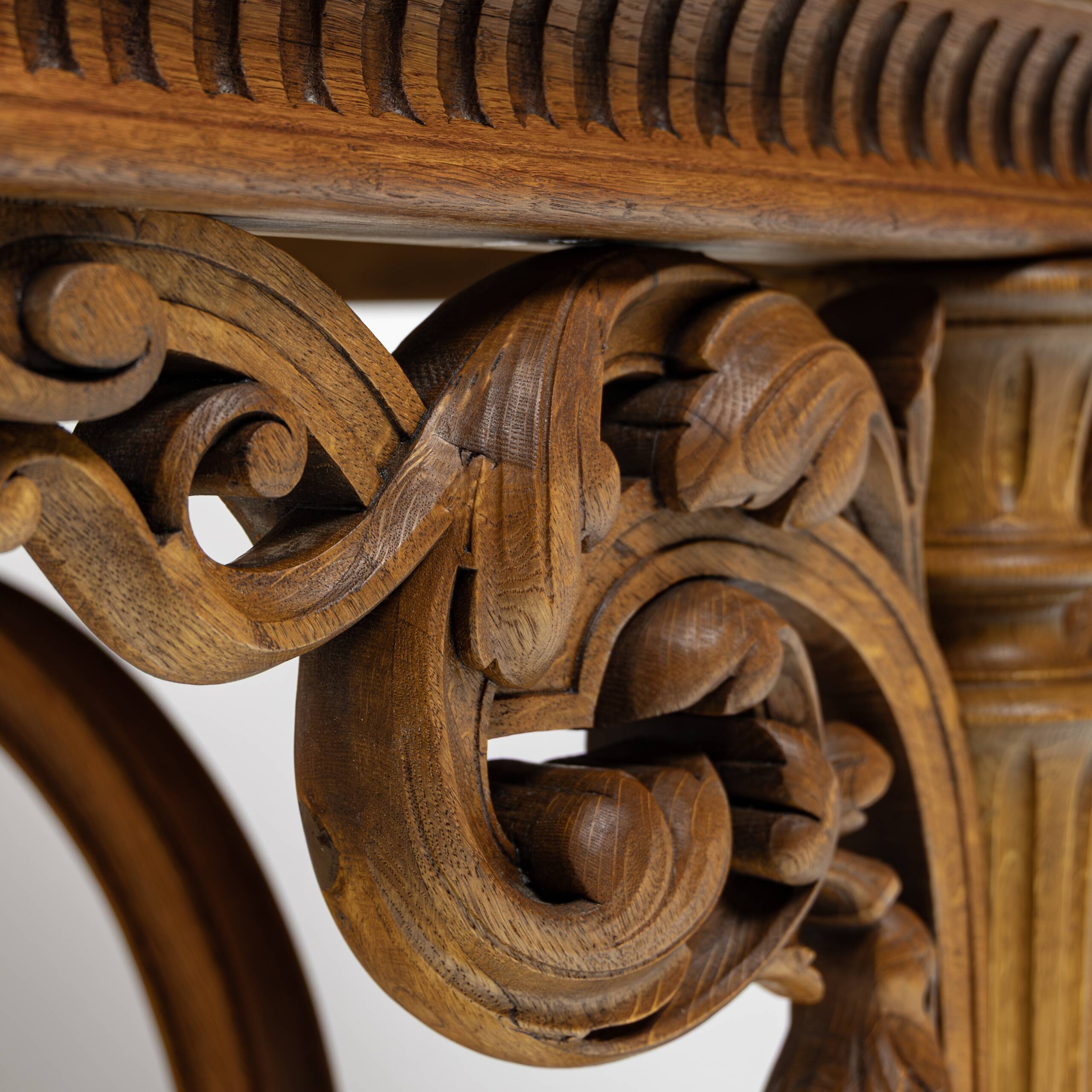 Table de bureau Néorenaissance en chêne 1880-1900