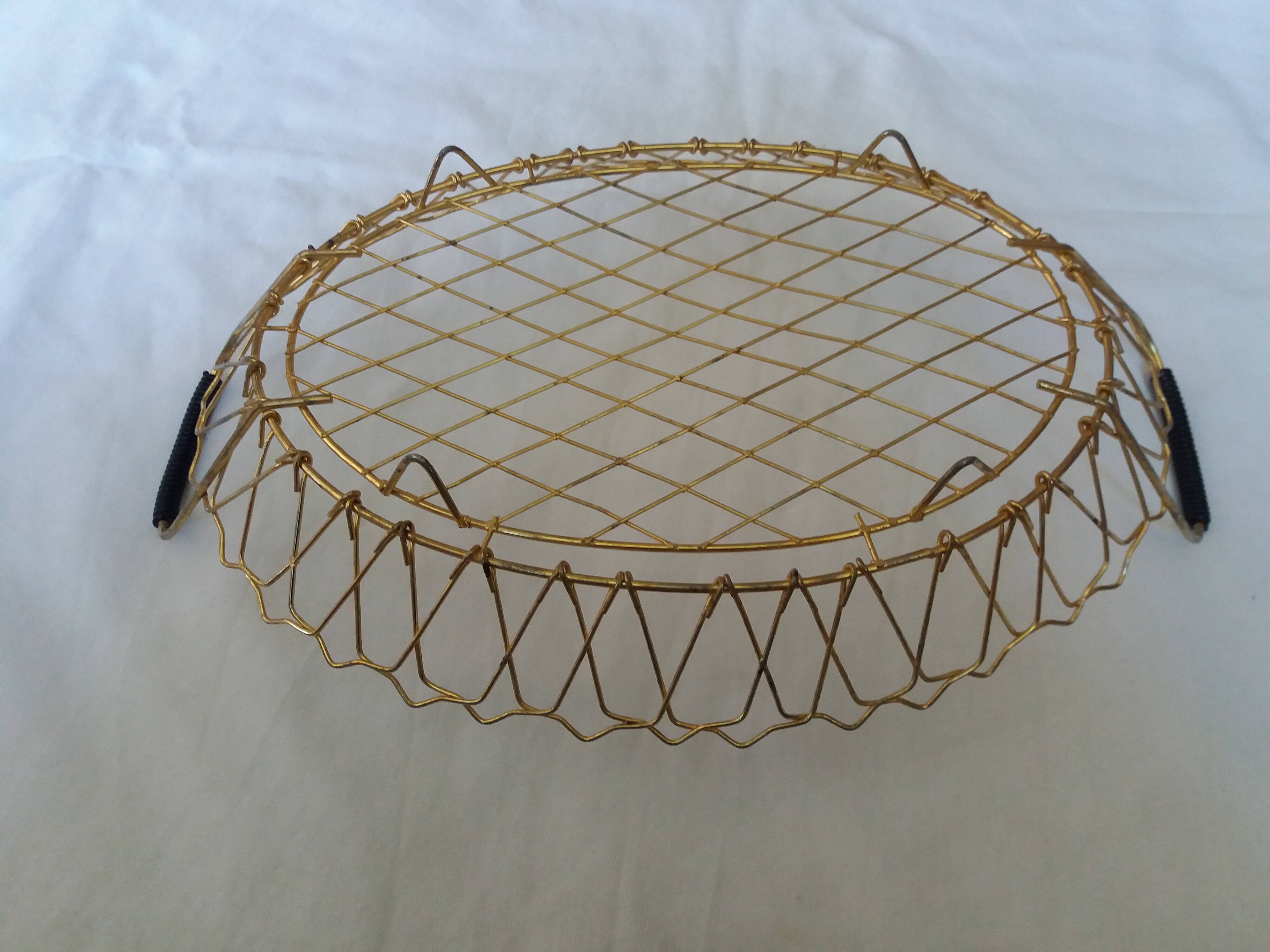 Flat gold metal and scoubidou basket basket