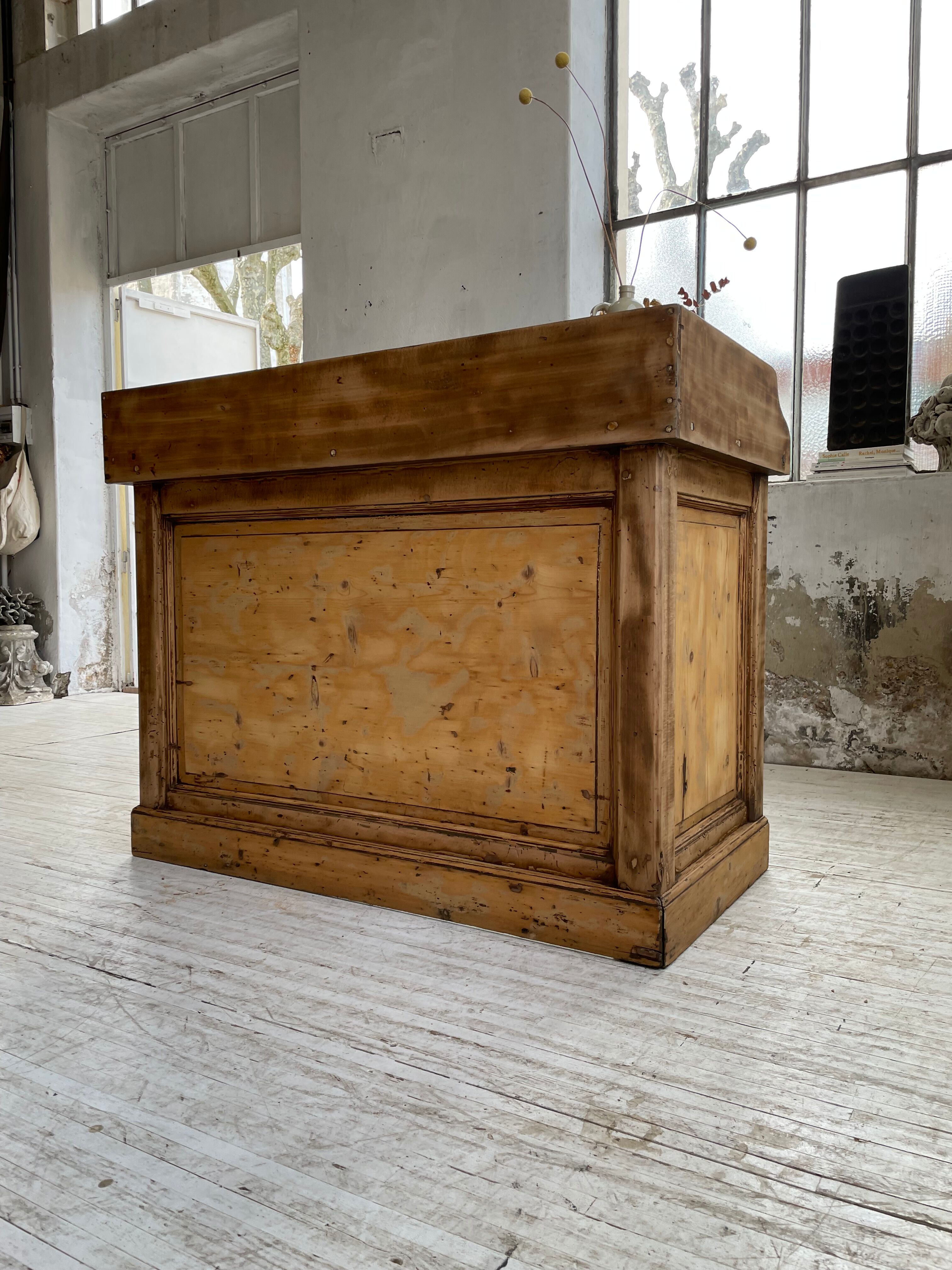 Trading counter central island pine