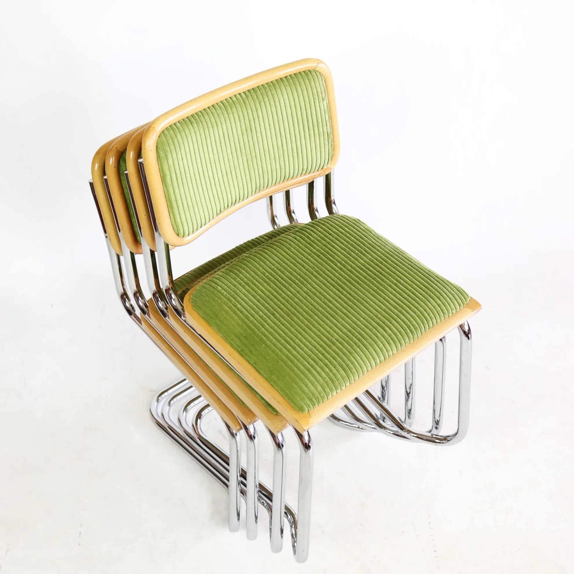 Série de quatre chaises B32