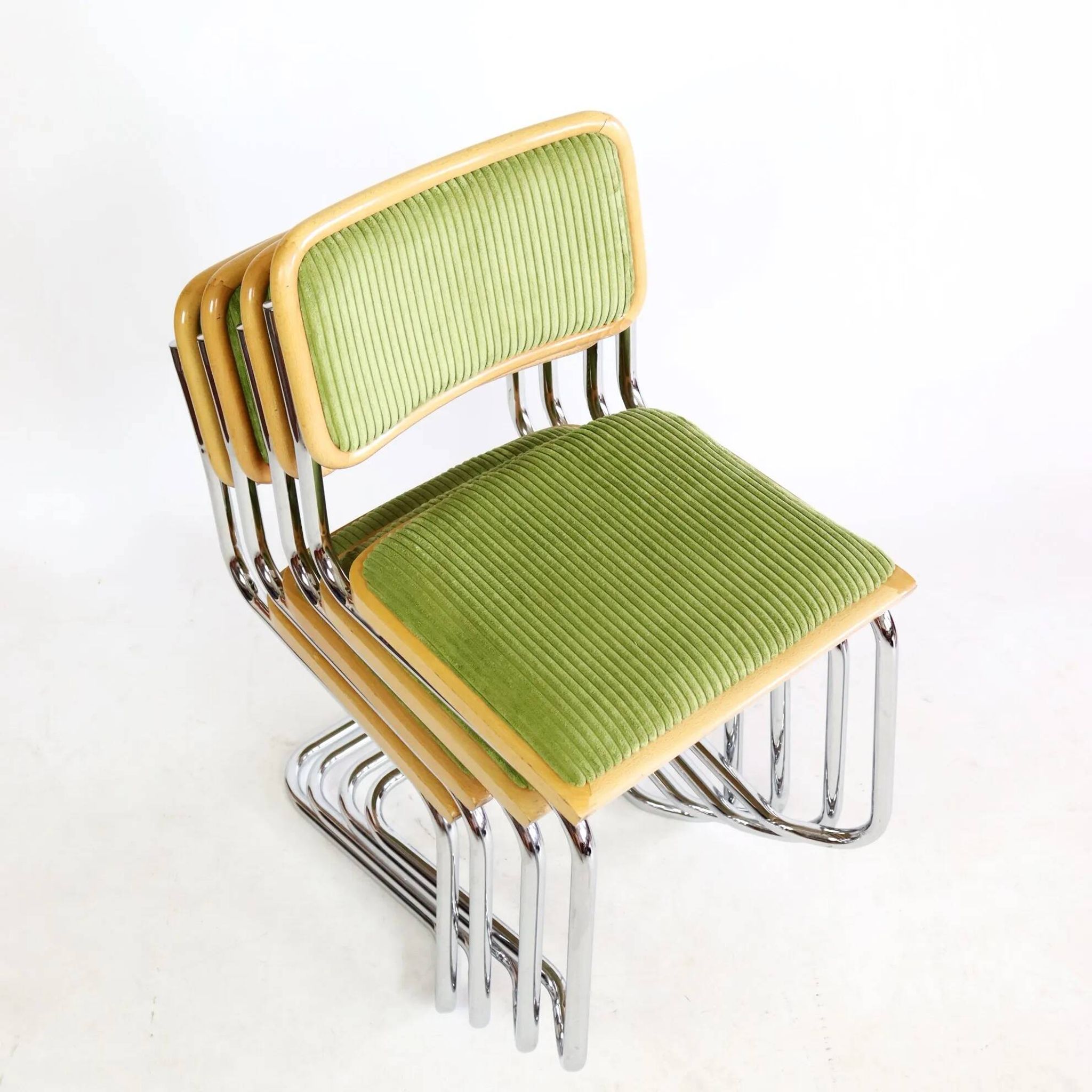 Série de quatre chaises B32