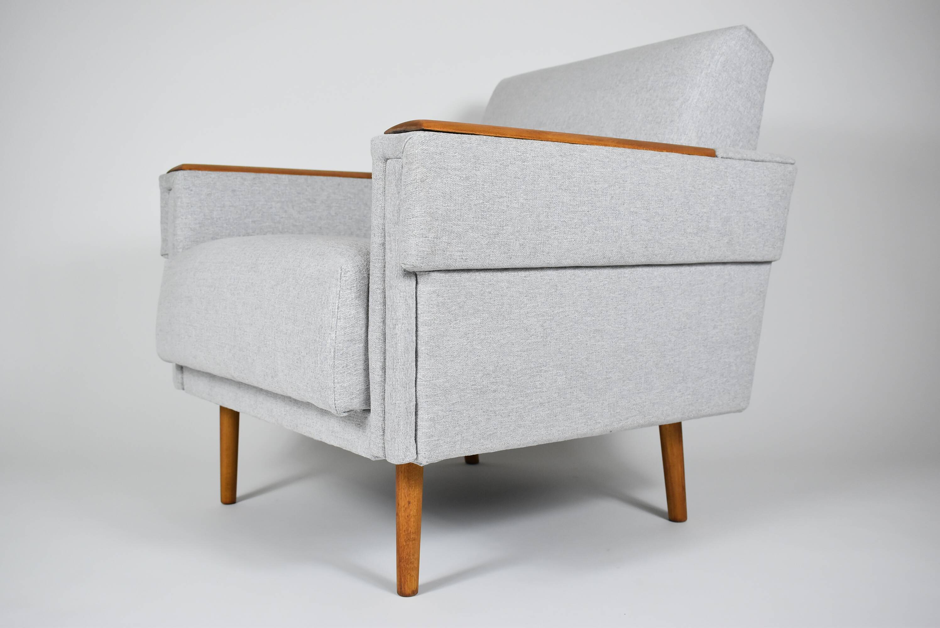 Fauteuil moderne du milieu du siècle, restauré, 1960, tissu gris clair