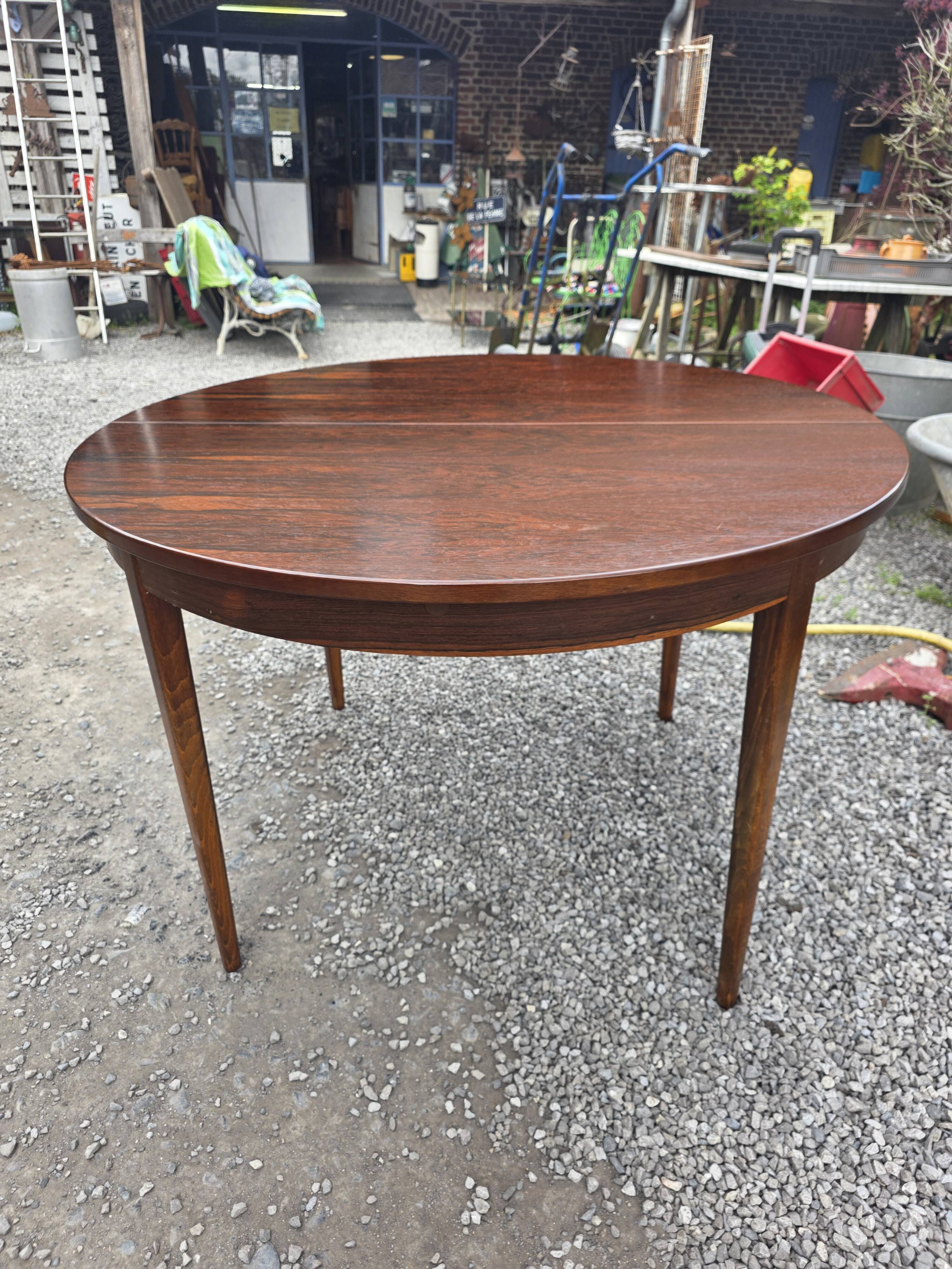 Scandinavian extendable table in rosewood from the 1960s, butterfly extension.