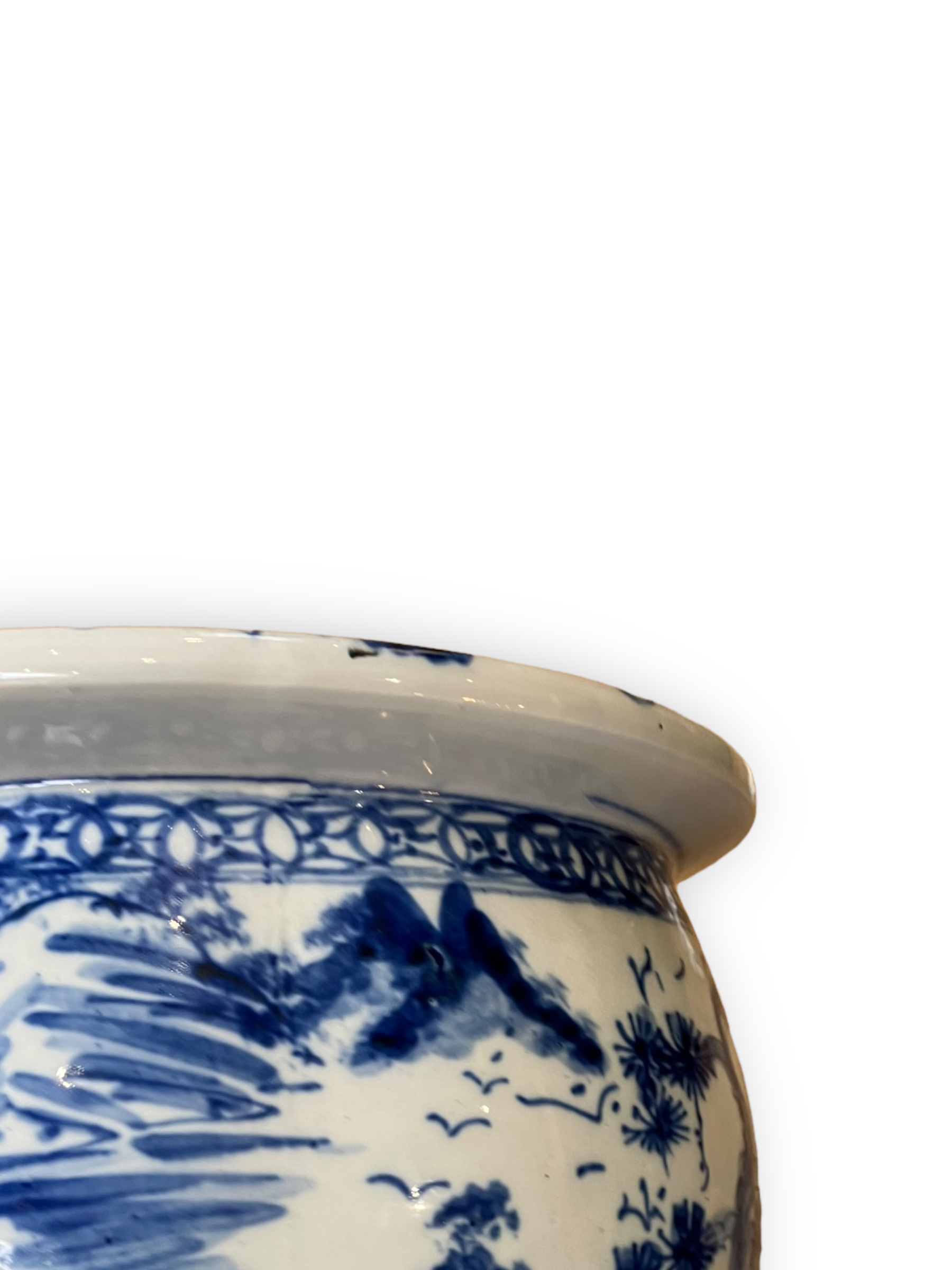 Vietnamese pot cache in white and blue porcelain