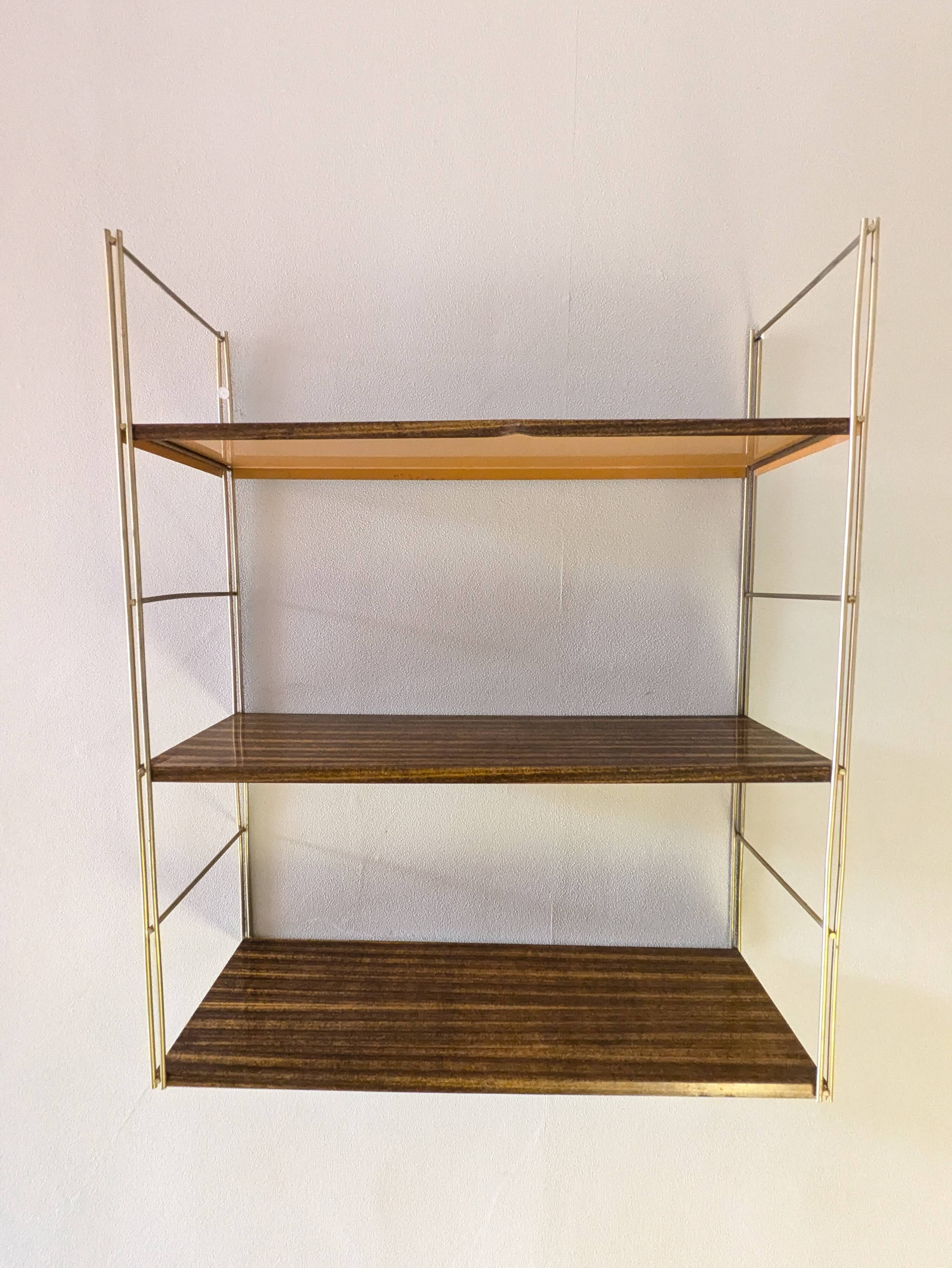 Golden wire shelf in metal with a wood effect.