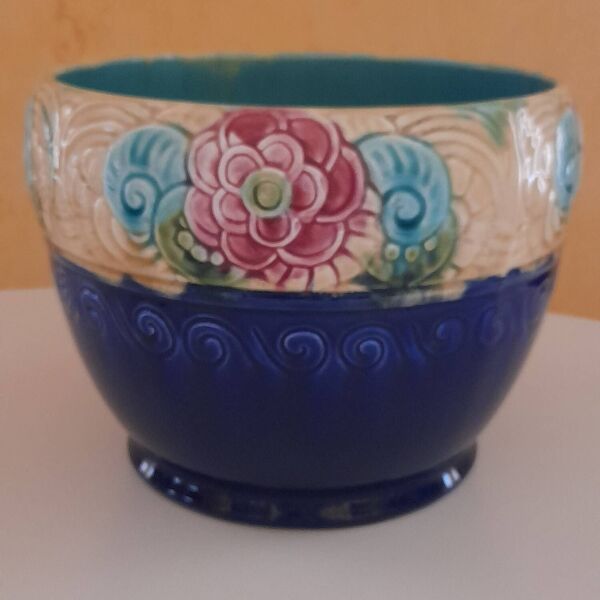 Cache pot en barbotine Art Déco  signé Moulin Orchies