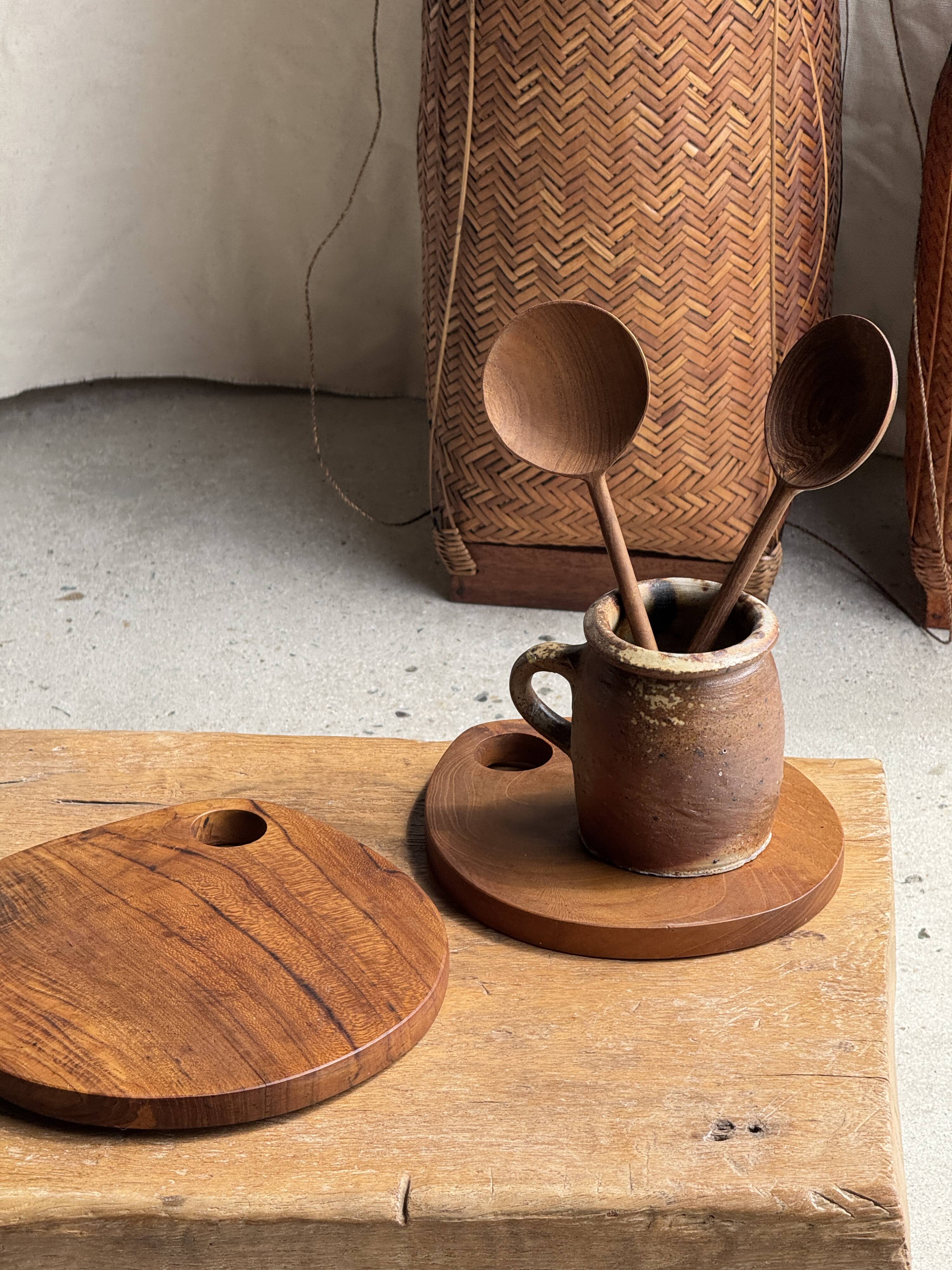 Average circular teak monoxyle chopping board with handle 26 x 18.