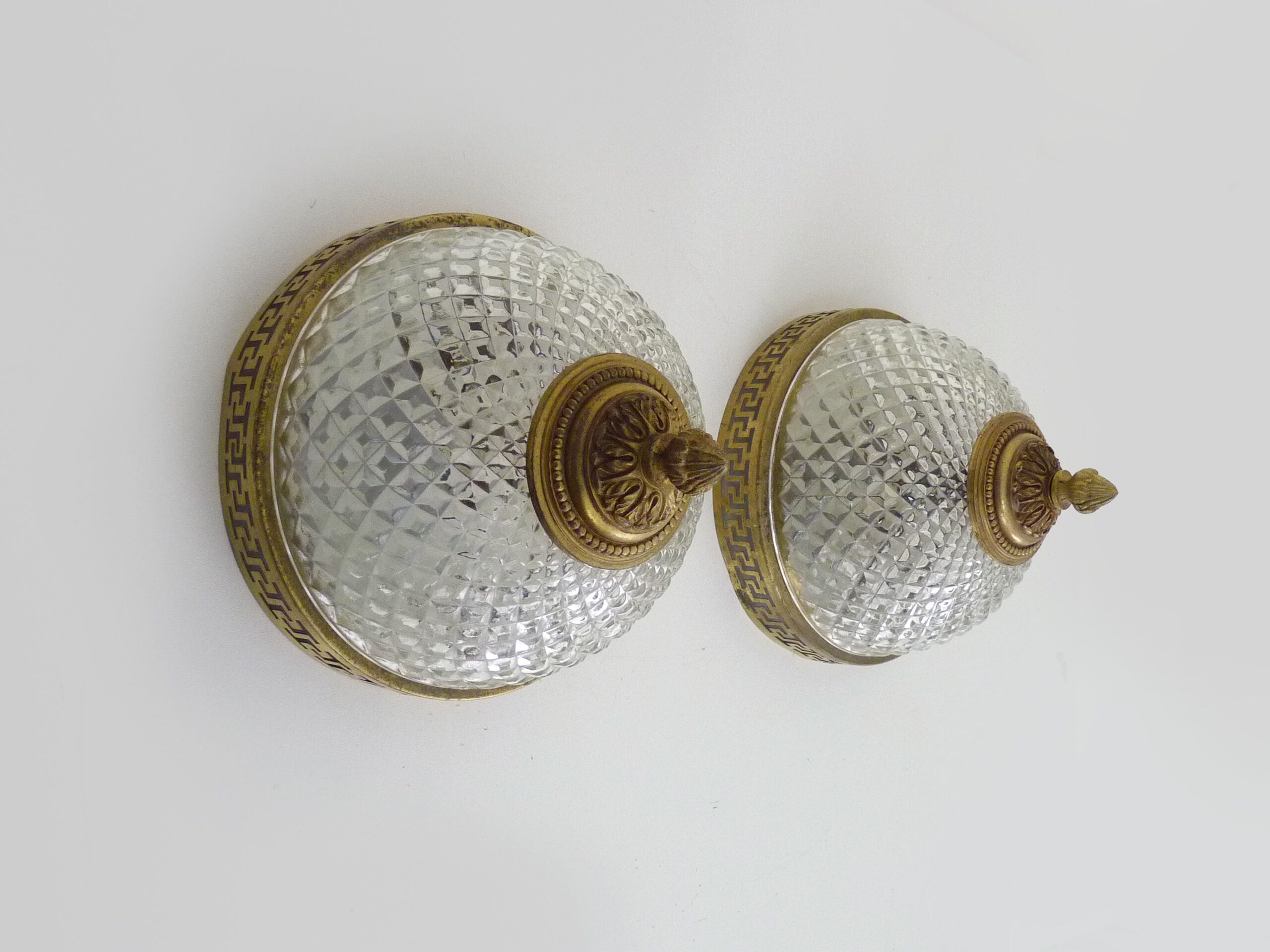 Paire d'appliques ou plafonnier de style victorien en laiton et verre diamant. Année 50 60
