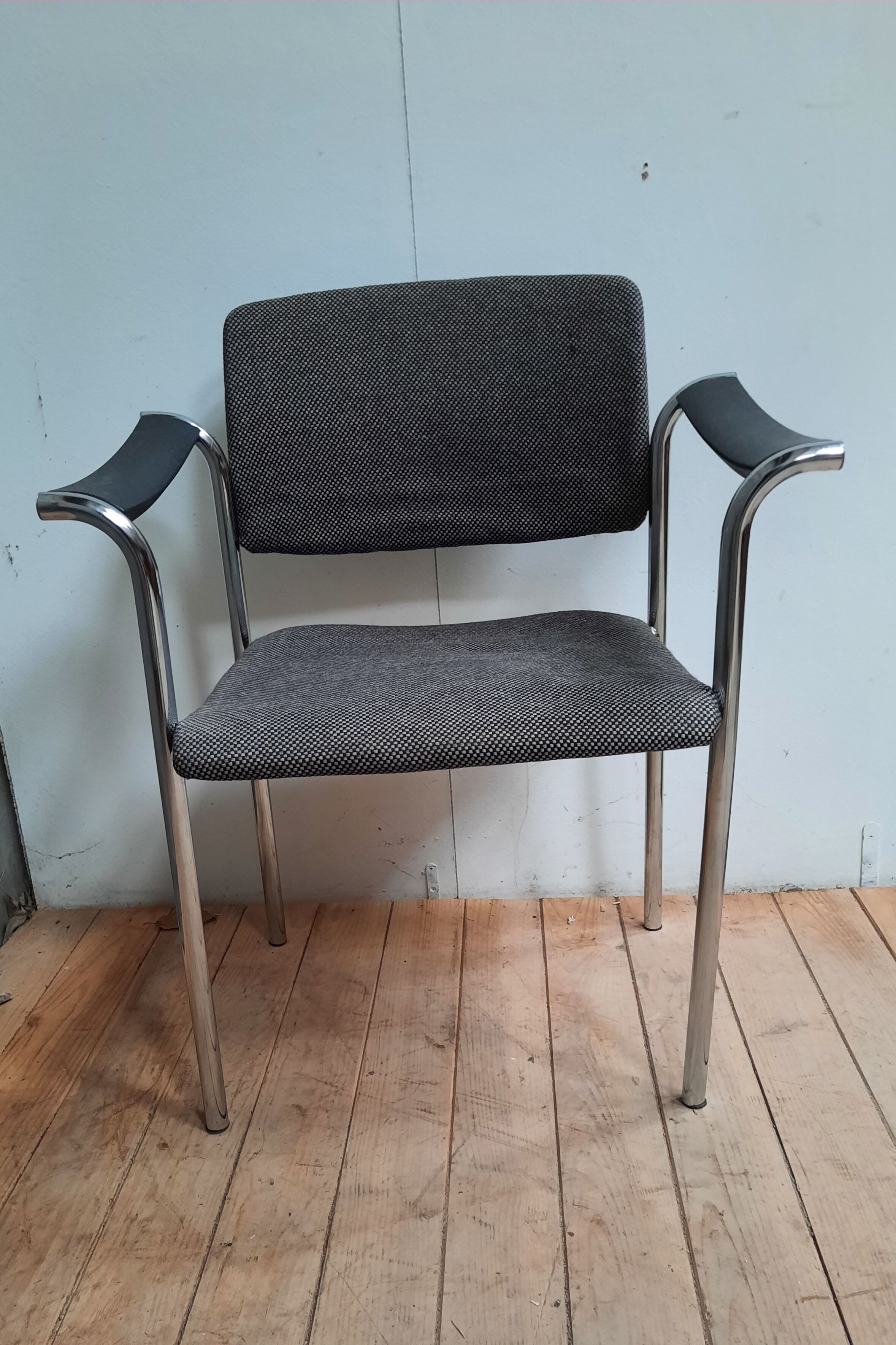 Suite of 4 contemporary armchairs in chrome-plated metal