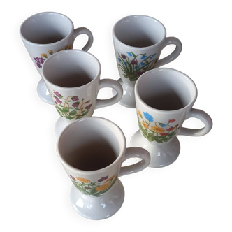 5 tasses vintage grès émaillé beige à décors floraux  - 5 mazagran à anse motifs assortis différents