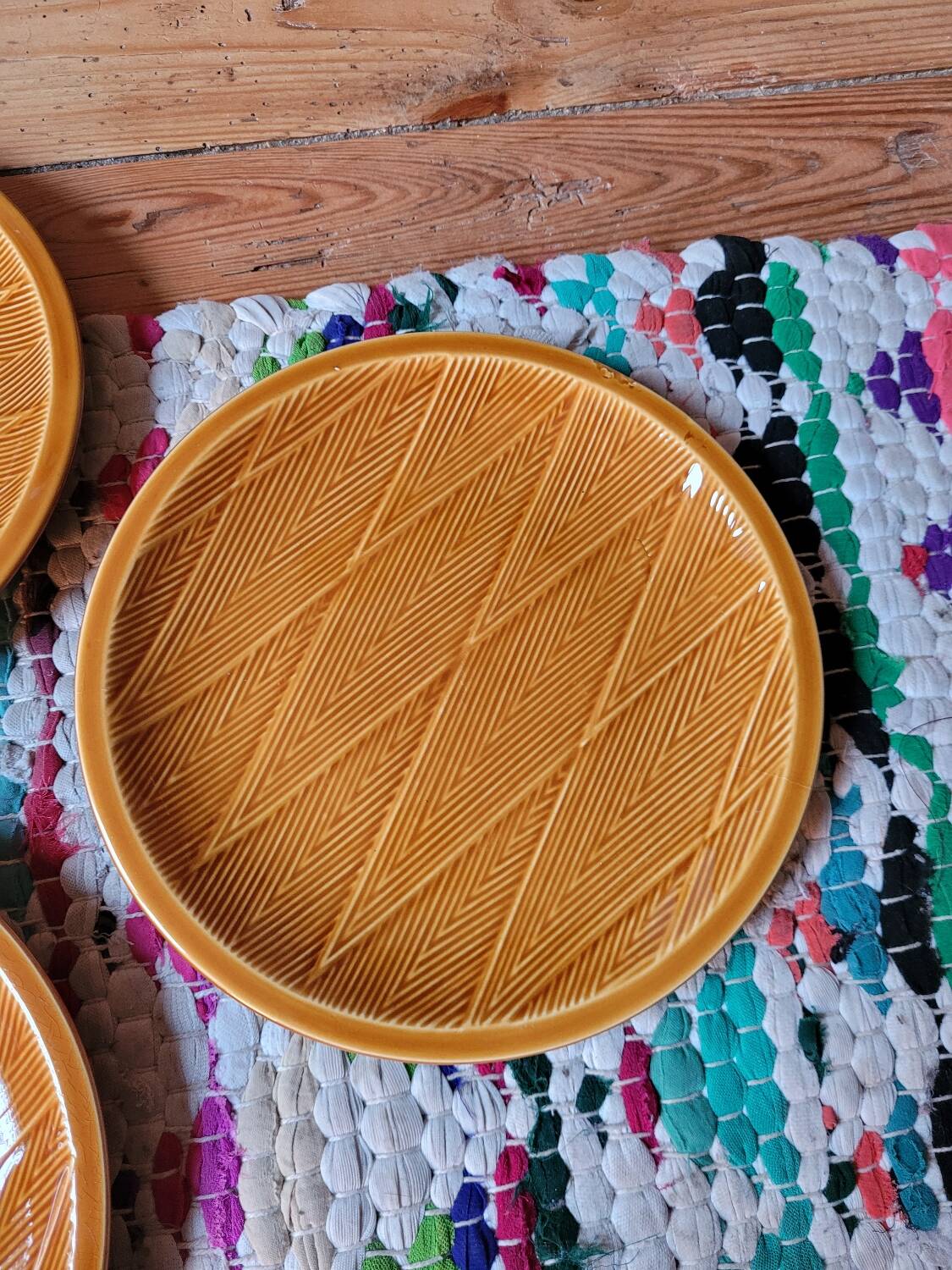 Lot n°2 of 6 Salins barbotine dessert plates