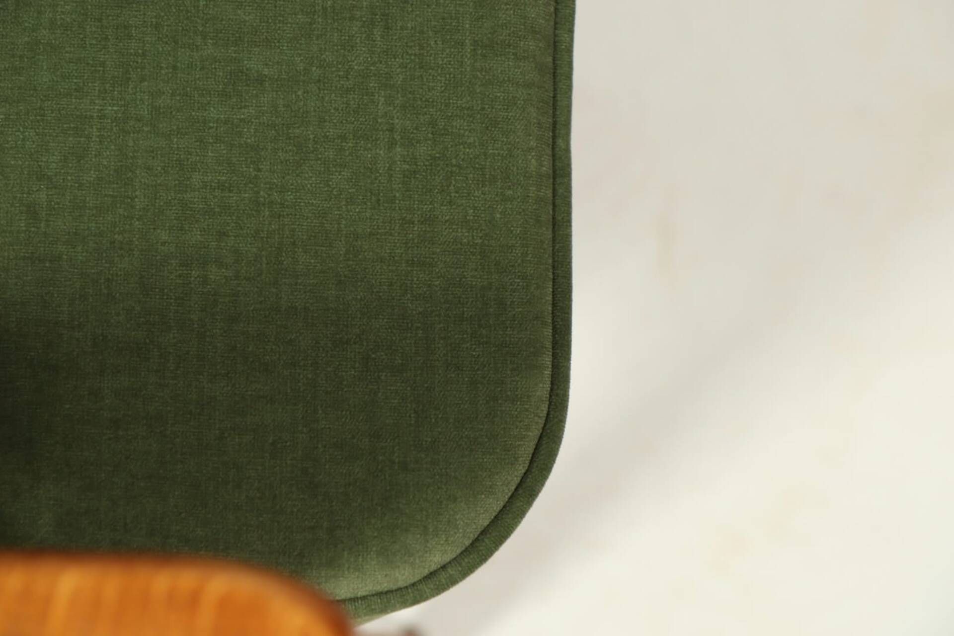 Fauteuil vintage vert mousse, bois de chêne, entièrement restauré