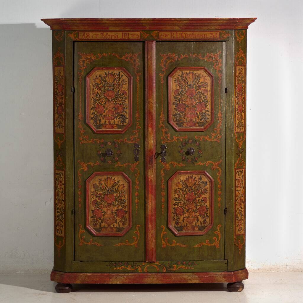 Armoire ancienne peinte en bois de pin – Austrie, 1831