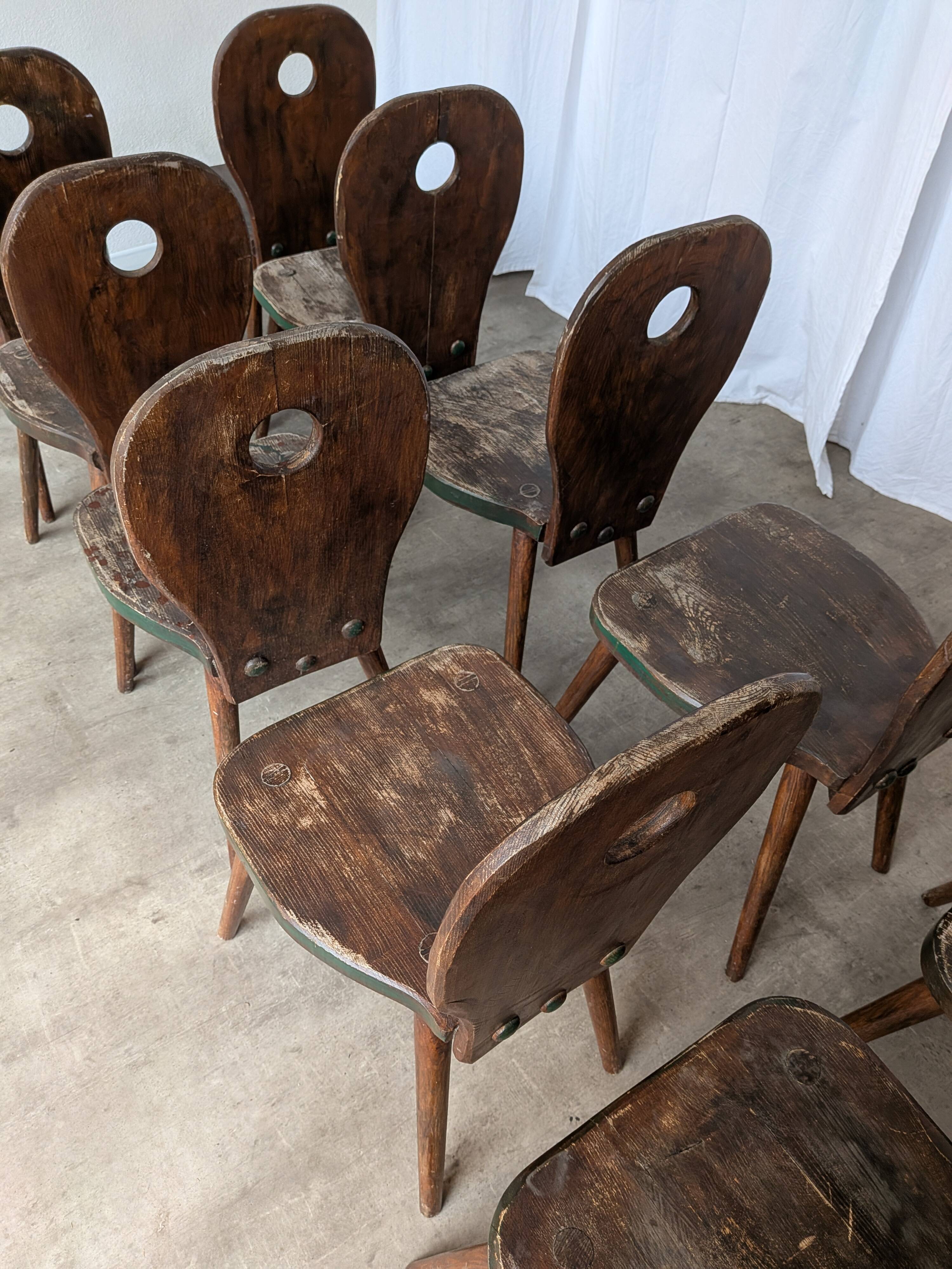 8 chaises brutalistes vintage en bois