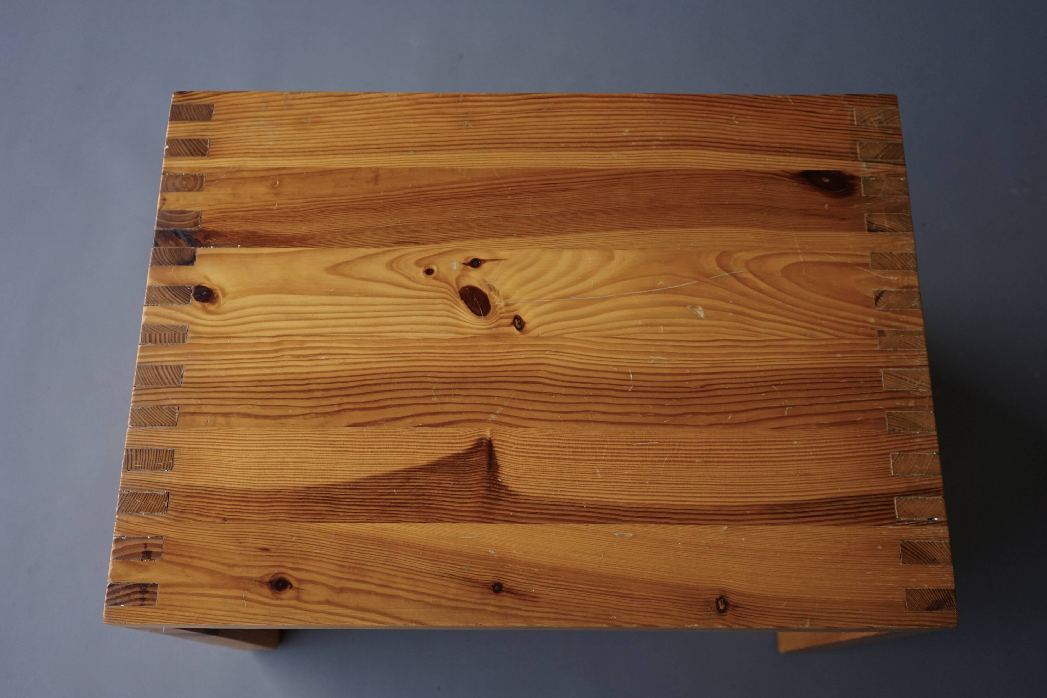 Petite table basse par Ate van Apeldoorn pour Houtwerk Hattem. années 1970