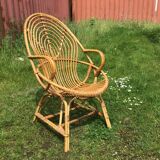 Fauteuil vintage en rotin de forme ovoïde.