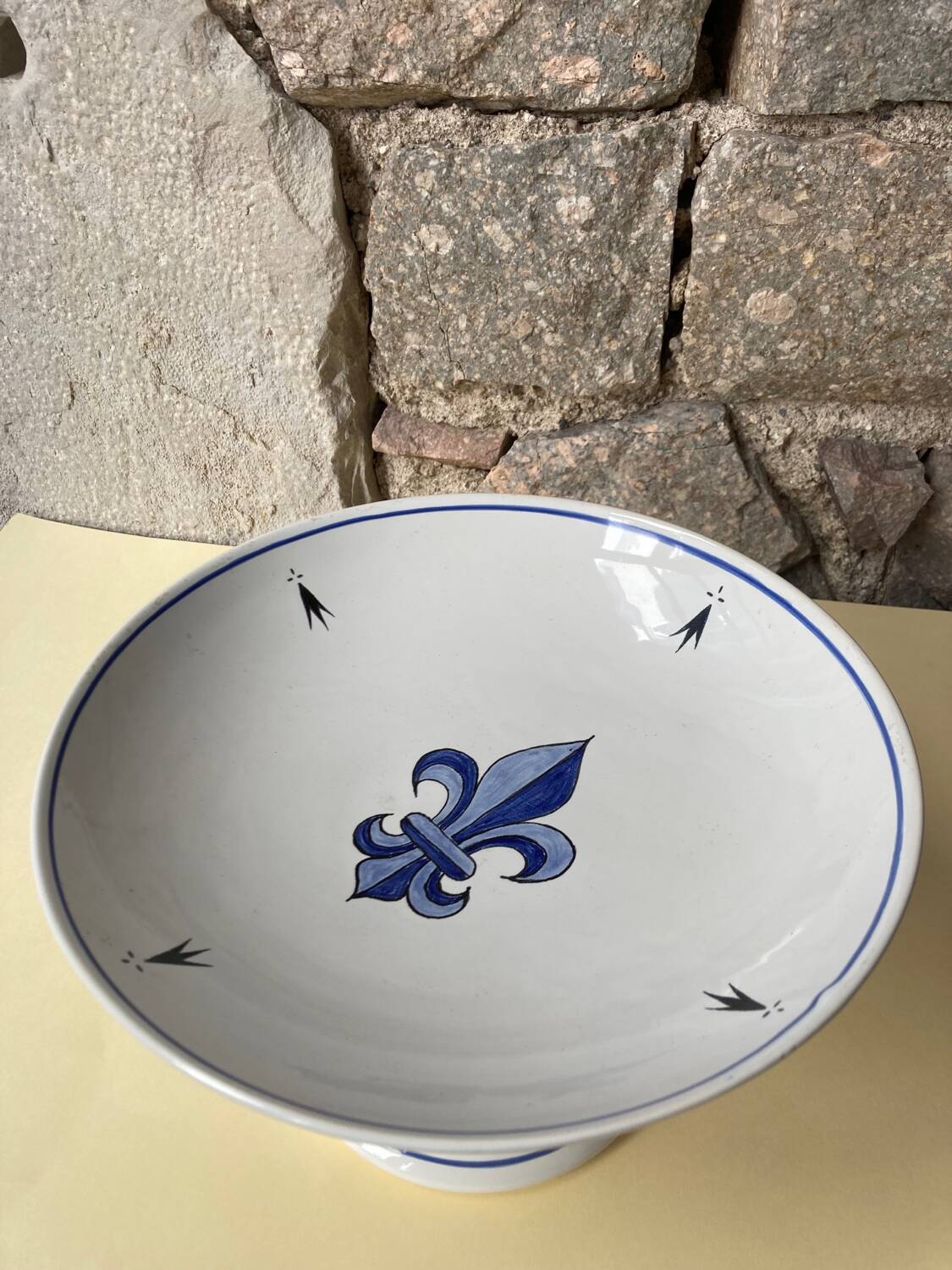 Fleur-de-lis earthenware fruit bowl signed Henriot