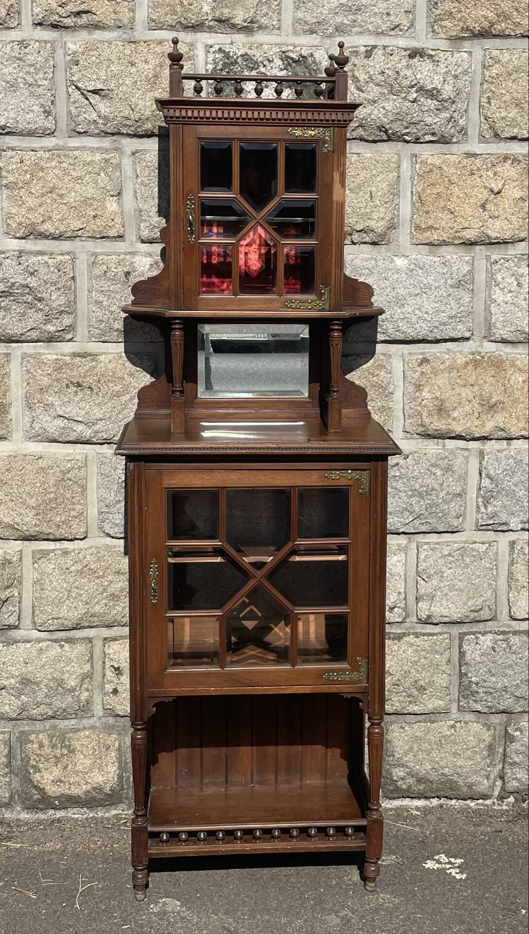 Vitrine en noyer mouluré et sculpté à deux-corps.