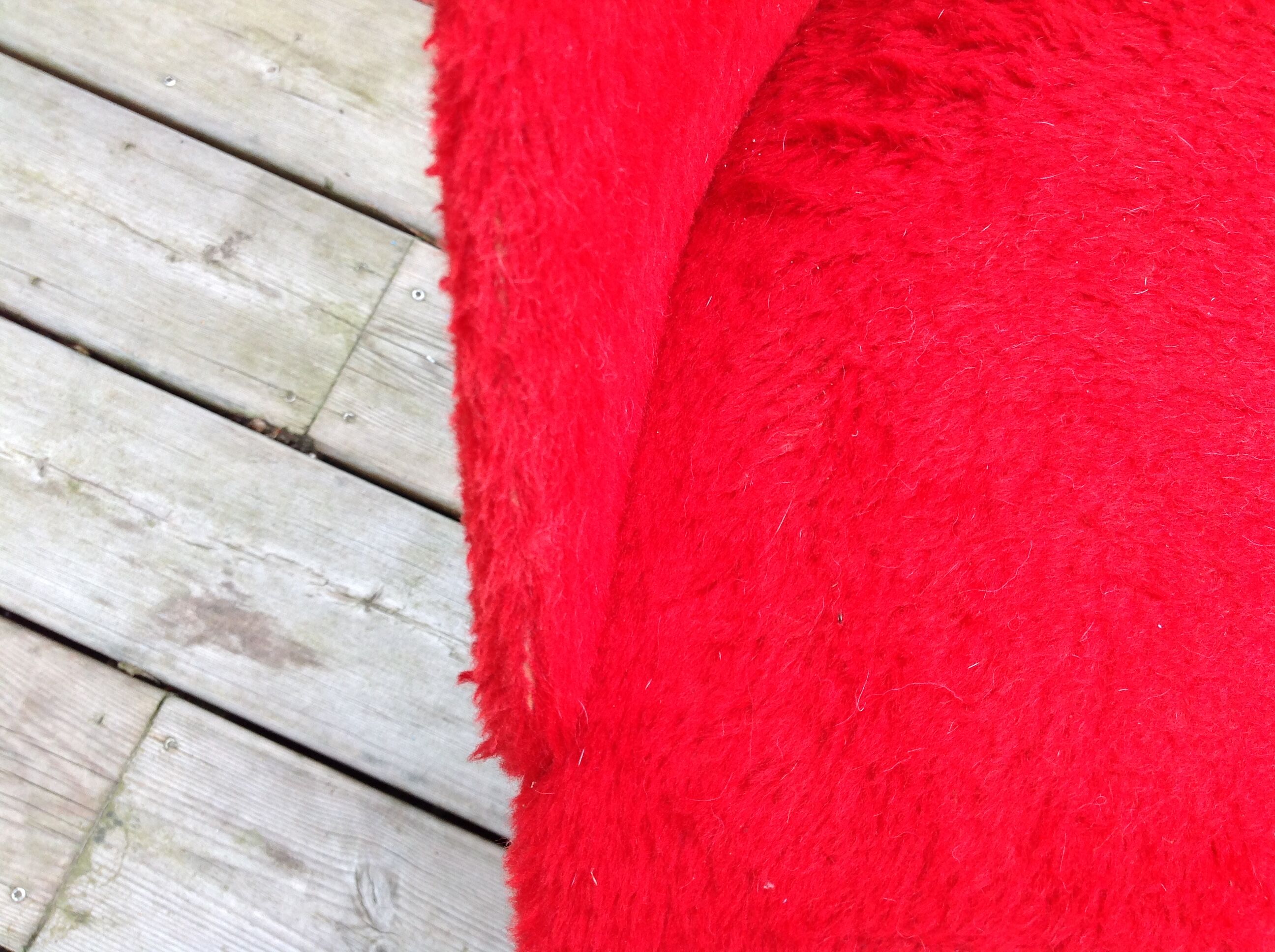 Chaise moumoute rouge pieds compas